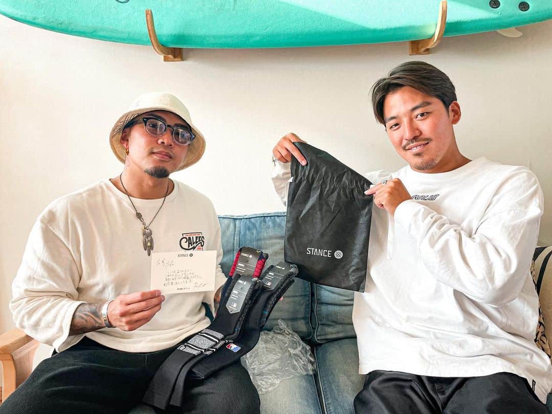 金尾玲生のインスタグラム：「.  #STANCEギフト  サポートしていただいてる @stance_japan の企画で、 龍友にギフトを渡させていただきました〜！  シングルリリースおめでとう！ そして2年連続紅白出場おめでとう！  これからもよろしく💪🏾💪🏾💪🏾  #stancesocks #数原龍友」