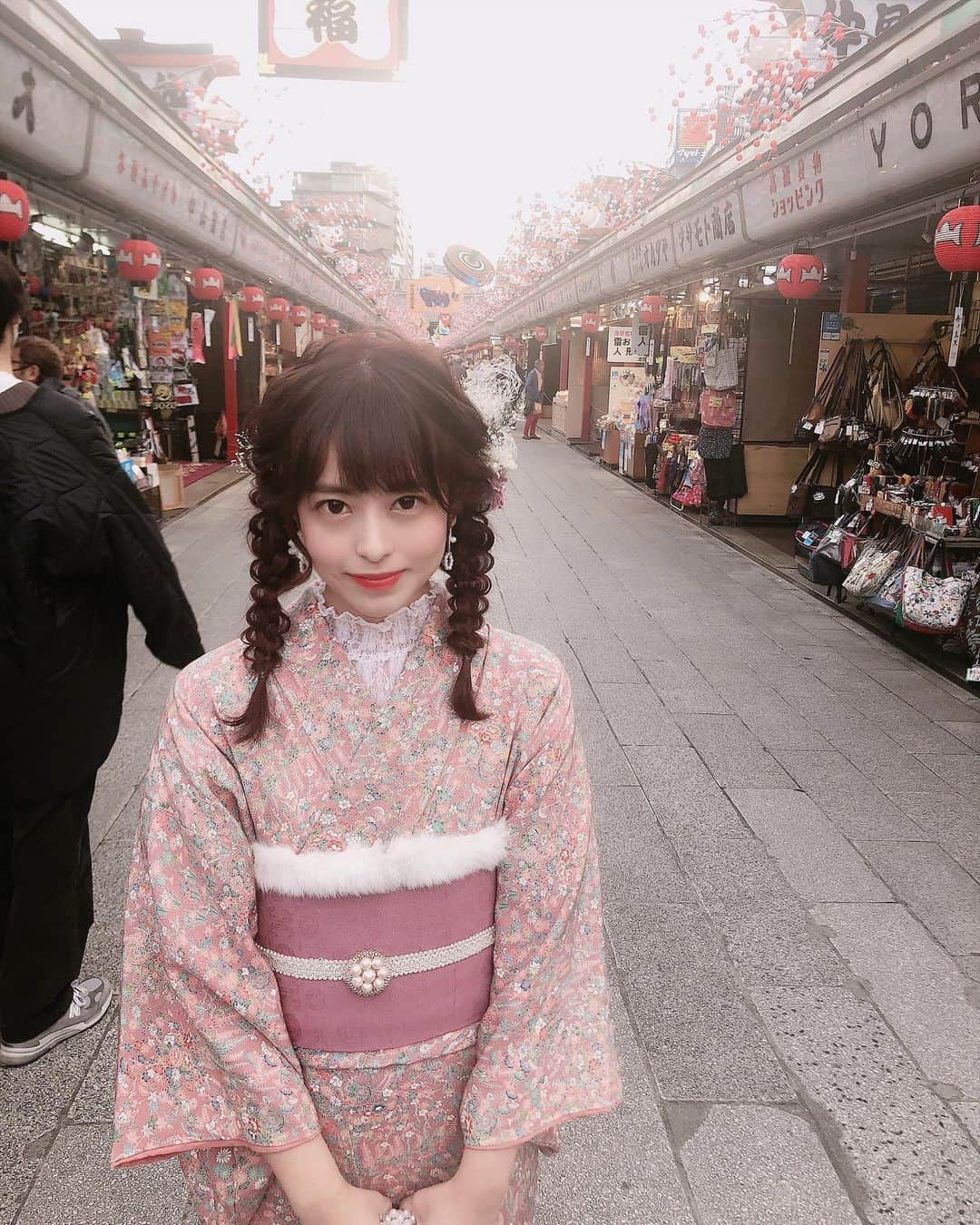 のインスタグラム：「浅草デート❤️  photo  by  華ちゃん @hana.yome0125  着物　@kesatokyo_official   #浅草　#ヘアセット　#着物　#pink #kawaii #kesatokyo #happy #デート　#japanesegirl #japanesemodel #instagram」