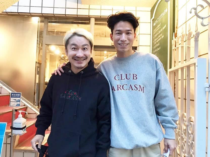 幸野志有人のインスタグラム：「1年ぶりの長崎はやっぱり最高でした！ 予想以上にたくさんの人達が来てくれて、喜んでくれて僕もすごく嬉しかったです。 長崎の大切な人達にも会えて、最高な時間でした。 移籍を経験せずにずっと同じチームでプレーしたり、地元を離れずにそこでずっと暮らしていくことも素晴らしいことだと思うけど、いろんな場所に行って住んで、たくさん縁ができて、自分にとって大切な場所になるってことも素晴らしいことだなと思います。 ただ、その土地で何ができるかが大事だと思うし、愛されるためにもサッカーだけ向上しようとしていてはダメだなと改めて感じました。 とにかく温かく迎えて下さった長崎の皆さん本当にありがとうございました！ 13日の日曜日までPOPUP自体は開催してますので、まだの方は是非よろしくお願いします。 今日8日と明日9日はお店の定休日となりますので、ご注意ください！ #clubsarcasm #幸野志有人 #長崎 #popupstore #racostar #nagasaki」