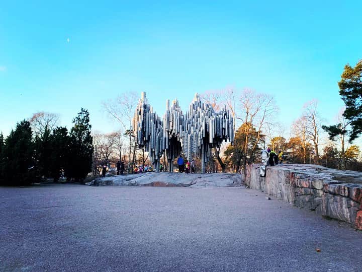 のインスタグラム：「今日はシベリウスの日という事で、シベリウス公園に行ってきました！ フィンランドで偉大な作曲家ジャン シベリウスが生まれた日。  #シベリウス #Sibelius #シベリウス公園 #sibeliuskenpuisto  #フィンランド #ヘルシンキ」