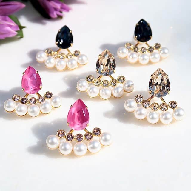 BASE（ベイス）のインスタグラム：「Pave stud "Tears" ／ LATUA STELLA（@latuastella_official）  💍モードで凛とした「シルキークリスタル」  💄差し色として使える「グラファイトブラック」  🐇デイリーコーデに◎な「ピオニーピンク」  3つのなかからどれにする？😉  ＜LATUA STELLA＞は大人の女性が輝く 肌なじみがよく、上品な雰囲気のアクセサリーを展開。  雫型のスワロフスキーがきらめく2wayピアスは こだわりの3色展開。  どの色にしようか選ぶのも、たのしい一品です。  #baseec #baseecで販売中 #2wayピアス #シンプルピアス #デートコーデ #スワロフスキー #シンプルアクセサリー #大人アクセ #自分へのご褒美 #可愛いものが好き #ピアス #ハンドメイドピアス」