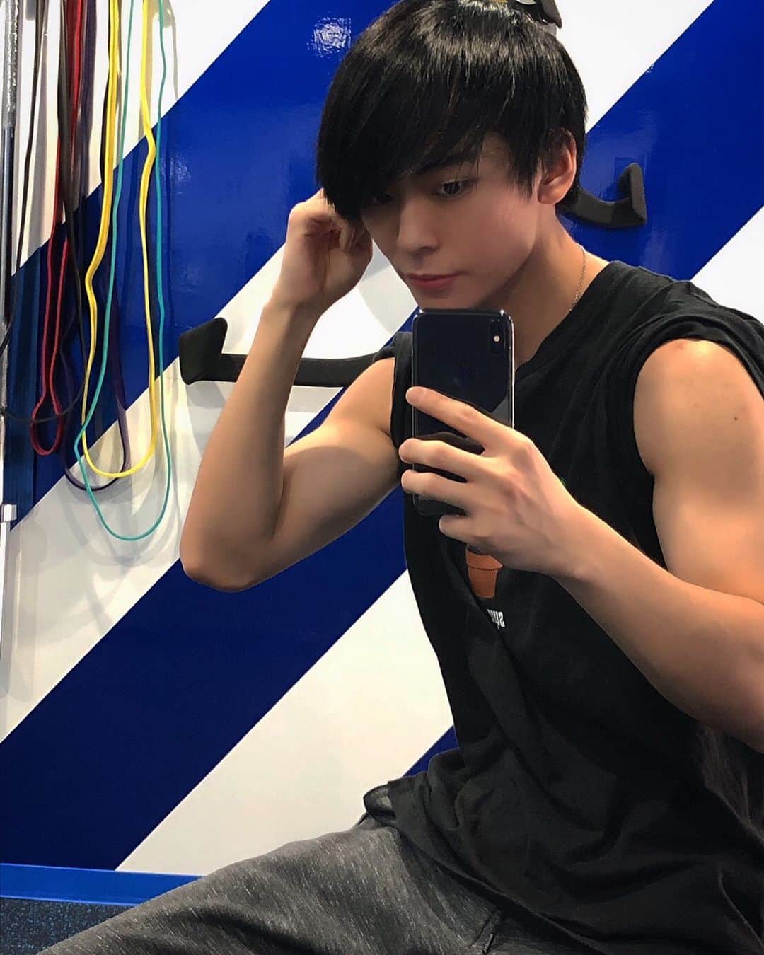 岡田隆之介のインスタグラム：「パーソナルトレーニングデビュー💪 自分1人じゃ追い込まないところまでとことん追い込んできました😂 やっぱり運動は楽しいね❗️ みんなも運動しよう😇 トレーナーさんのインスタ　@tama_fit_  . . . . #ダイエット #筋トレ #workout #fitness  . #instagood #instalike #like4like #like #ootd #ootn #followme  #ファインダー越しの私の世界 #フォロミー  #いいねした人で気になった人フォロー #黒髪 #マッシュ男子 #雰囲気好きな人いいね #雰囲気推してください  #いいね返し #アイドル #youtube #youtuber」