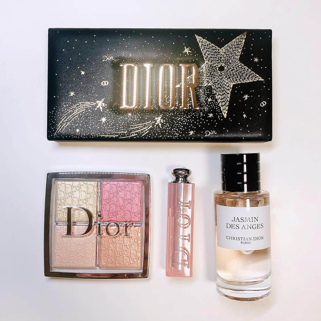 じゅりのインスタグラム：「Dior 2020 クリスマスコフレ🎄♡  今年はクリスマスコフレ欲しくて 自分へのクリスマスプレゼントということで大奮発しちゃった…💸 久しぶりのデパコステンション上がるなあ〜🥺❤︎ もうほんっとに可愛すぎてさ… 勿体無くて使えないよ…😂（あるあるだよね） 香水もこの前買ったばっかりだけど この匂いに一目惚れしてしまった…🌼 香水とかも中々コレ！ってのに出会えないから これは何かの縁かと思って…うんうん😂（） 思わず振り向いてしまうような ほんっとにいい香りがします💐  またこれ使ってうまくメイクできたら載せますね💄♡  （ 商品詳細 🏷 ） ・スパークリング クチュール マルチユース パレット ・ディオール バックステージ フェイス グロウ パレット 004 ローズゴールド ・ディオール アディクト リップ グロウ #001 ピンク ・メゾン クリスチャン ディオール ジャスミン デ ザンジュ  #クリスマスコフレ2020 #クリスマスコフレ #dior #ディオール #デパコス #置き画 #購入品」