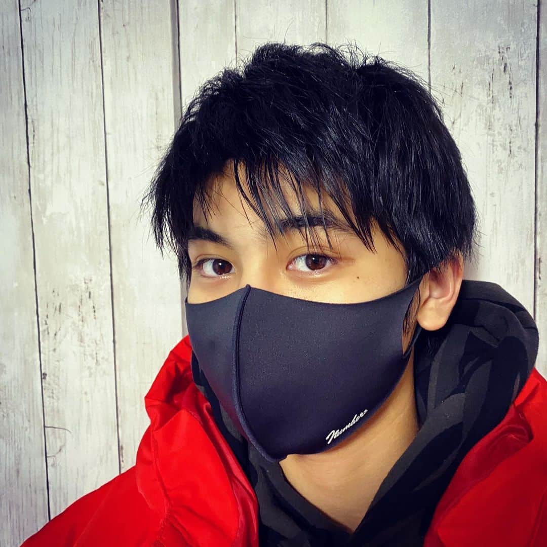 のインスタグラム：「上質でカッコいい、NUMBER (N)INEさんのマスクをつけると、ちょっと大人になった気分です‼︎  最近お気に入りの 古着のダウンとも相性バッチリ‼︎  #numbernine #nn #ナンバーナイン #nnbynumbernine #マスク #numbernine_staff @numbernine_staff @numbernine_official  #吉田日向　#hyugayoshida」