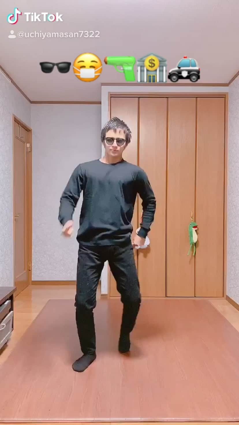 のインスタグラム：「強盗はダメよ🚓❗️  Don't rob🏦   #内山さん #別の感覚器官」
