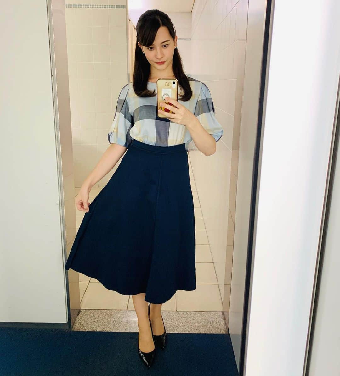 エリザベス・ハードキャッスルさんのインスタグラム写真 - (エリザベス・ハードキャッスルInstagram)「news every.衣装👗 １０月５日(月) さわやかなブルーレーベルらしいかわいいチェック💙バルーン型の袖と、綺麗な形のスカートが合いますよね🥰  トップス　@blueblackcb  スカート　@dearprincess9178   １０月６日(火) 秋らしいコックリカラー🧡 茶色とピンクの組み合わせってかわいくってリボンの細かい色合いが素敵です😍  @blueblackcb   １０月７日(水) ベージュのニットって女性らしいですよね🌹ふんわりとしているけど、ネイビーで大人っぽいスカートかわいいですよね🌟  トップス　@12twelveagenda  スカート　@blueblackcb  . . 素敵な衣装をありがとうございました😊 . . #日本テレビ #newsevery #アナウンサー #キャスター #アナウンサー衣装」12月8日 19時02分 - elizabeth_hc49