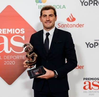 イケル・カシージャスさんのインスタグラム写真 - (イケル・カシージャスInstagram)「San Iker recogiendo un premio a su trayectoria 😊 #ikercasillas #casillas」12月8日 18時56分 - ikercasillasoficial