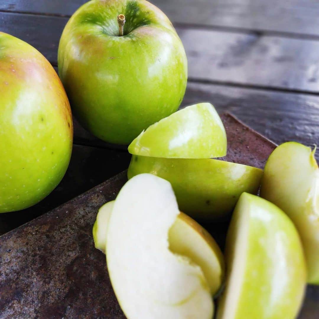 のインスタグラム：「【青森りんご情報🍏はつ恋ぐりん】 今日は、緑のりんご「はつ恋ぐりん」をご紹介します！  こちらの🍏は、青森県のりんご試験場で、グラニースミスとレイ8(東光×紅玉)を交配して生まれました。 2枚目の写真手前の緑のりんごがグラニースミス。 はつ恋ぐりんとよく似ていますね👀  はつ恋ぐりんは、光沢のある鮮やかな緑色が特徴✨ 果皮は少し硬く、心地よい歯ざわりです。 甘酸っぱい味わいは、名前のとおり初恋を思い出させる、かも…☺️  とっても綺麗な緑色のりんご・はつ恋ぐりん🍏 もし見かけたら、赤や黄色のりんごと、ぜひ食べ比べてみてください✨  #りんご #リンゴ #林檎 #青森りんご #青りんご #apple #🍎 #🍏 #はつ恋ぐりん #グラニースミス #旬の果物 #旬の食材 #旬 #果物 #フルーツ #fruit #デザート #スイーツ #甘酸っぱい #初恋 #りんご大好き #りんご好き #果物大好き #りんご好きな人と繋がりたい #果物好きと繋がりたい」