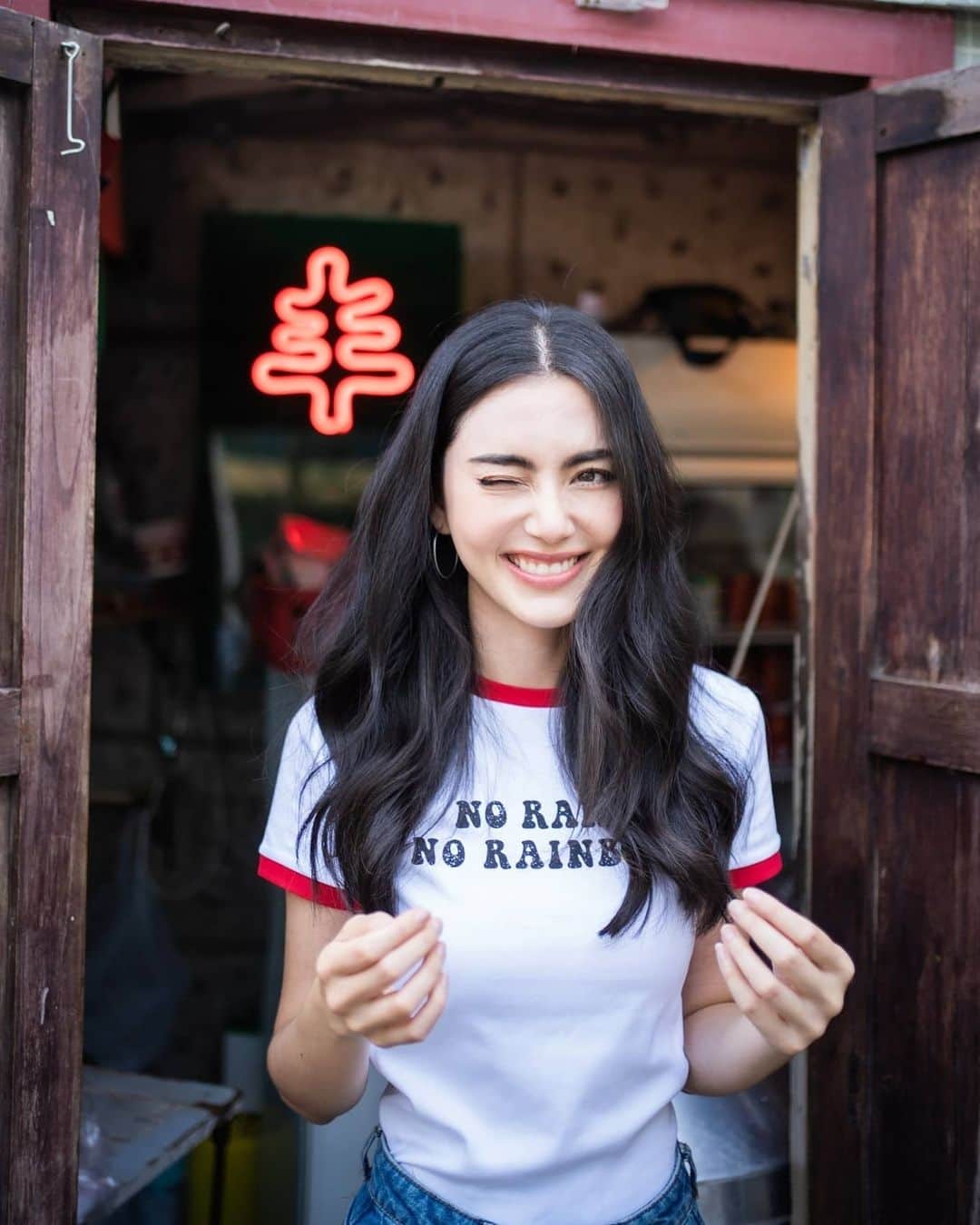 マイ・ダーウィカーのインスタグラム：「😉 ☺️ 😚 😳」
