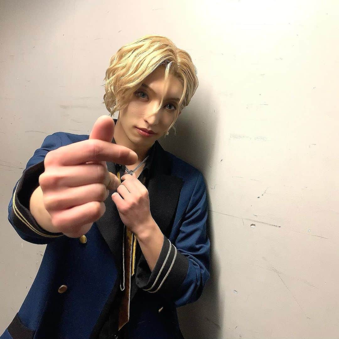 三好大貴のインスタグラム：「舞台「Gem Fragments」 全公演が無事に終了しました。  御来場、配信での御視聴、そして沢山の応援に心から感謝です。  誰もが大変な世の中、身体的な距離は遠く心は摩耗していく。  でも、だからこそ。  ''この世界を目一杯楽しまないとな'' 素敵な台詞に多くを学びました。  また元気な姿で、お会いできますように。  ボヌール役、三好大貴。」
