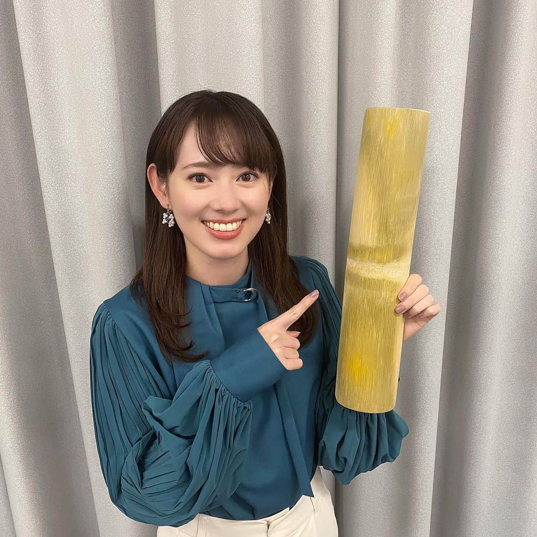 広島ホームテレビ「HOME NEXT neo」さんのインスタグラム写真 - (広島ホームテレビ「HOME NEXT neo」Instagram)「こんばんは！八木美佐子です🌙  寒くなってきましたが… しっかりカラダを動かしていますか？🏃‍♂️ （私はちょっとサボり気味…）  今日の『みみよりライブ 5up！』 「勝ちグセ。塾」コーナーでは、 青竹踏みで簡単ストレッチをご紹介しました✨  そのストレッチでも使った青竹を 抽選で5名様にプレゼントします🎁！  フットママのHP 【https://www.footmama.co.jp/mail/index.html】 のお問い合わせページに 住所・氏名・連絡先と一緒に 『青竹踏みプレゼント希望』と書いて ご応募ください。  締め切りは明日までです。  是非、ご応募ください♫🎋  #広島ホームテレビ #アナウンサー #5up #勝ちグセ塾 #八木美佐子 #青竹踏み #ご存知ですか」12月8日 18時59分 - home.announcers