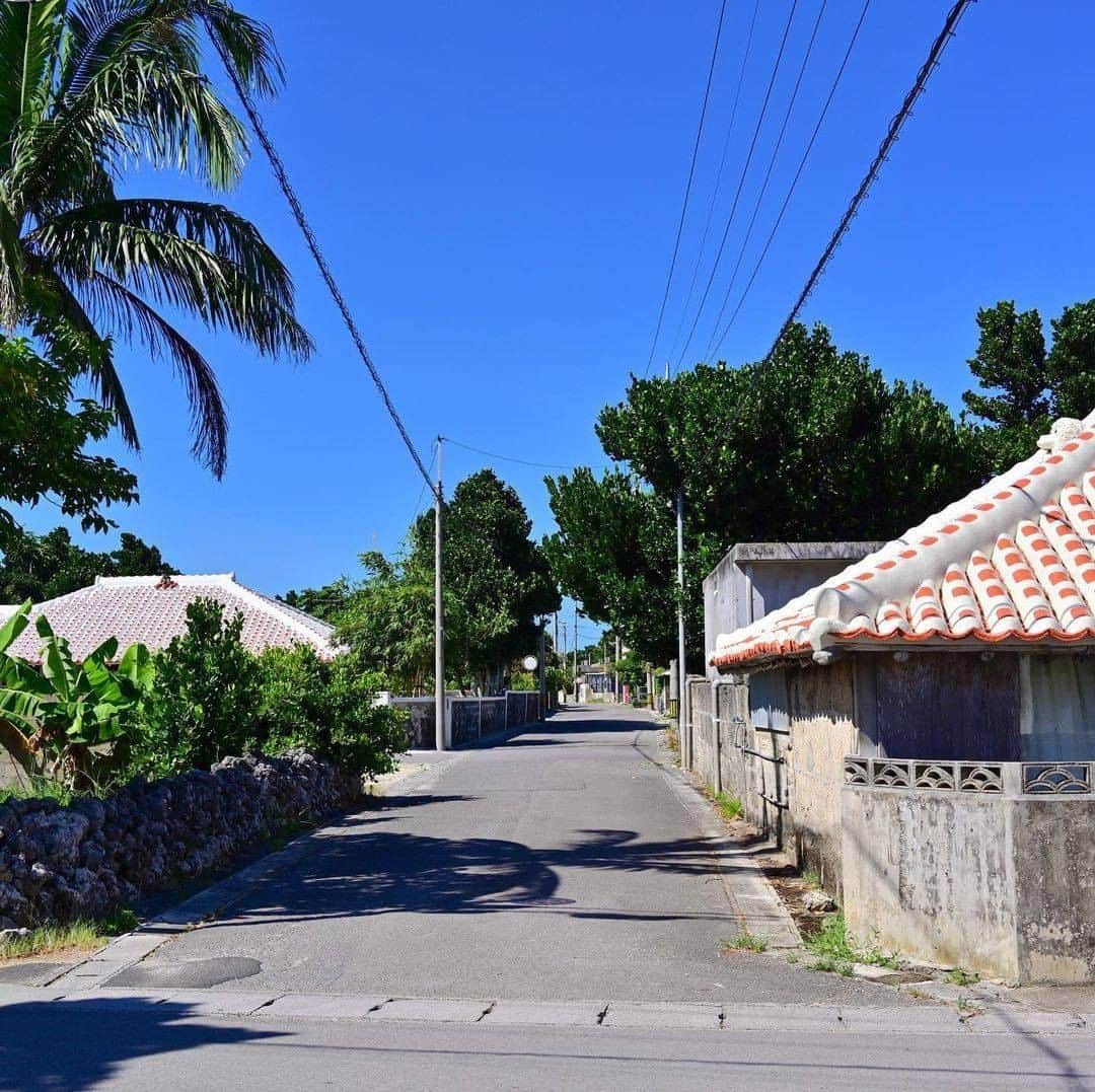 Be.okinawaのインスタグラム：「What would you expect to come across on this road?  📍: Ishigaki Island 📷: @ishigaki_villa_7716 Thank you very much for the wonderful photo!  You can find rustic stone walls, houses with red tile roofs, and rows of Fukugi (garcinia) trees filtering sunlight… Take a leisurely walk without any planned destinations, and you’ll come across scenery that can only be seen on foot.  Hold on a little bit longer until the day we can welcome you! Experience the charm of Okinawa at home for now! #okinawaathome #staysafe  Tag your own photos from your past memories in Okinawa with #visitokinawa / #beokinawa to give us permission to repost!  #ishigakiisland #yaeyamaislands #石垣島 #八重山諸島 #八重山群島 #이시가키섬 #야에야마제도 #saunter #japan #travelgram #instatravel #okinawa #doyoutravel #japan_of_insta #passportready #japantrip #traveldestination #okinawajapan #okinawatrip #沖縄 #沖繩 #오키나와 #旅行 #여행 #打卡 #여행스타그램」