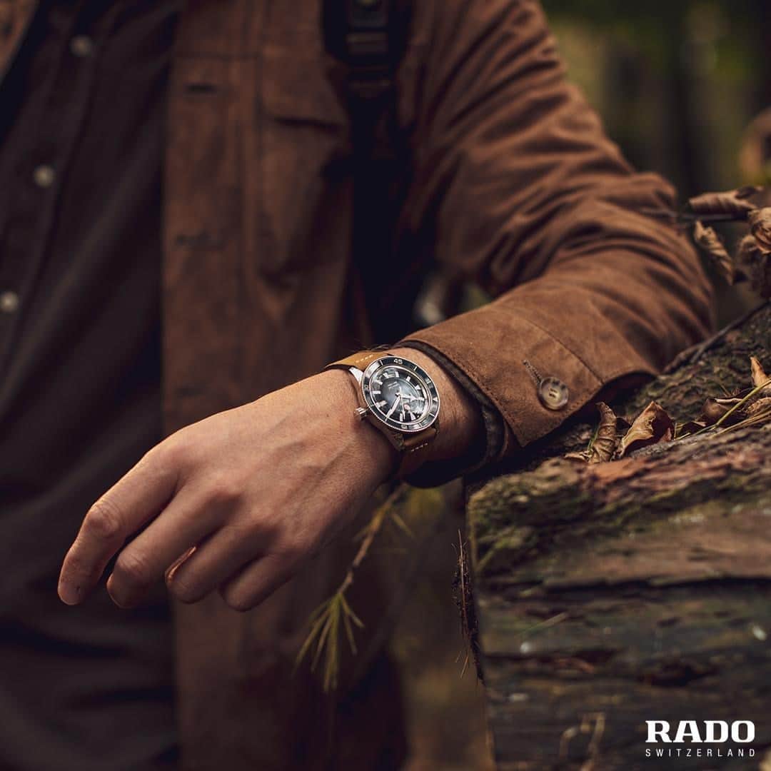 ラドーのインスタグラム：「Behind every corner, there’s an adventure waiting to be experienced. Take your Rado Captain Cook and let out your wilder side. #RadoCaptainCook #Feelit」