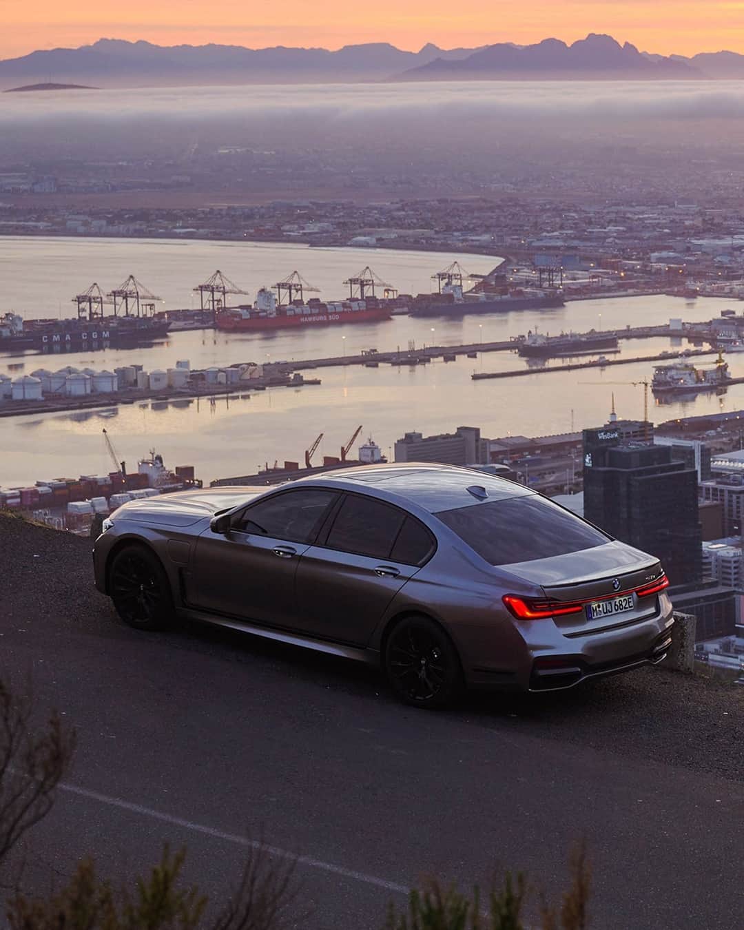 BMWのインスタグラム：「Perfectly fits the puzzle. The BMW 7 Series Sedan, #THE7 #BMW #7Series __ BMW 745e Sedan: Energy consumption in kWh/100 km (combined): 15.5–15.1. Fuel consumption in l/100 km (combined): 2.2–2.1. CO2 emissions in g/km (combined): 51–48. Further information: www.bmw.com/disclaimer.  	 Acceleration (0-100 km/h): 5.2 s. Power: 290 kW, 394 hp, 600 Nm. Top speed (limited): 250 km/h.」
