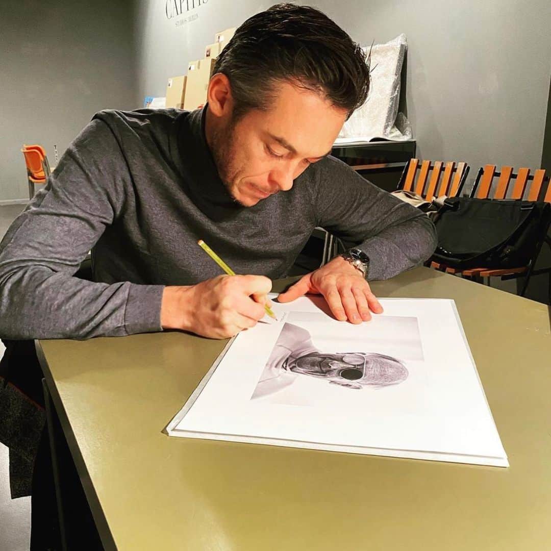 アンドレ・ロッテラーのインスタグラム：「My first photograph sold :-) A portrait of @strietzelstuck wearing my 👓 #2/15. Thx to @capitisstudios #porschepeople & @galerieroschlaub」