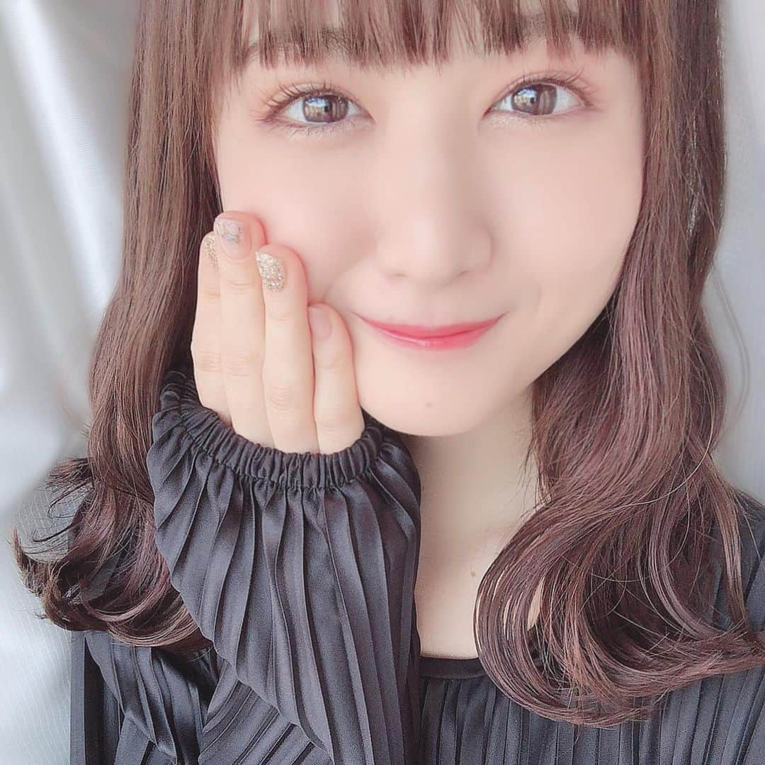 長谷川里桃のインスタグラム：「▫︎▫︎▫︎ . . . お顔の連打。 . . 今週はお日様の光が気持ちいいから お洗濯いっぱいしよーっと☀️ . . . . . #ぱっつん前髪 #ミディアムヘア #ウェーブヘア #自撮り女子 #スタイリング」