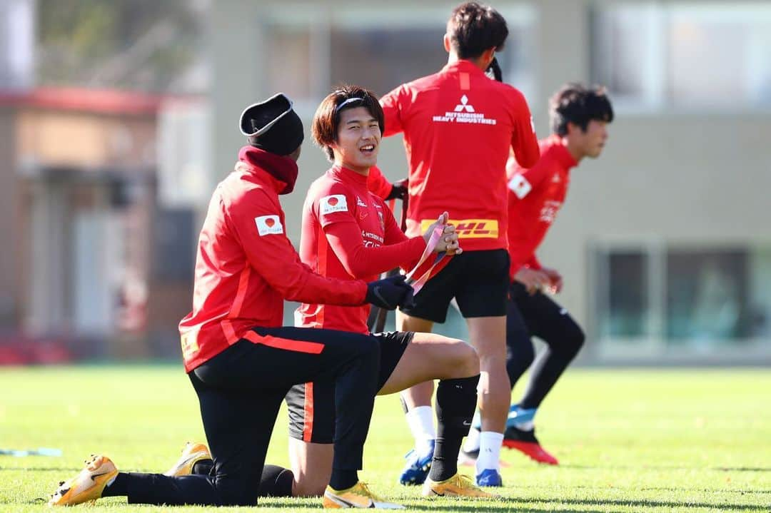 浦和レッドダイヤモンズさんのインスタグラム写真 - (浦和レッドダイヤモンズInstagram)「8日、大原サッカー場でのトレーニング。 #柴戸海 #橋岡大樹 #マルティノス #宇賀神友弥 #鈴木大輔 #鈴木彩艶 #杉本健勇 #阿部勇樹 #武富孝介 #岩武克弥 #山中亮輔 #NIKE #三菱重工 #三菱自動車 #トーシンパートナーズ #auカブコム証券 #DHL #アイルコーポレーション #三菱UFJニコス」12月8日 19時04分 - urawaredsofficial