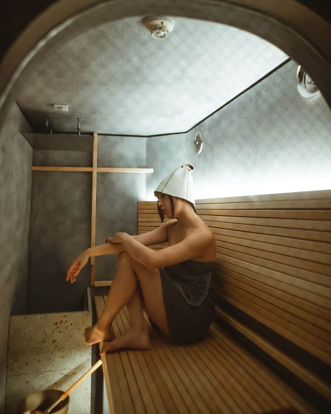 のインスタグラム：「🧺募集🌿  雅への #サウナ に関するアレコレを募集します🙋‍♀️  質問 疑問 あるある 体験談や面白い話etc… サウナに関するコトなら何でも良いです！ お答えする場は、年明けにお知らせします！  この投稿のリプに送ってね🧖‍♂️🧖‍♀️  ・・・ #model：松野井雅 photographer： @shogo_insta produce： @ttne_official sauna： @solosauna_tune ・・・  #サウナー #sauna #saunner #サウナ女子 #サウナイキタイ #サ活」