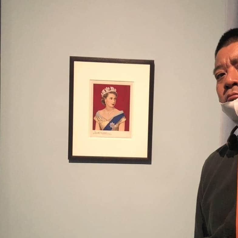 チェリー吉武のインスタグラム：「God save the queen🇬🇧 女王陛下バンザイ 上野でイギリスを勉強し堪能してきました。 Thank  you cherry  much！🍒 #godsavethequeen  #mrcherry  #チェリー吉武」