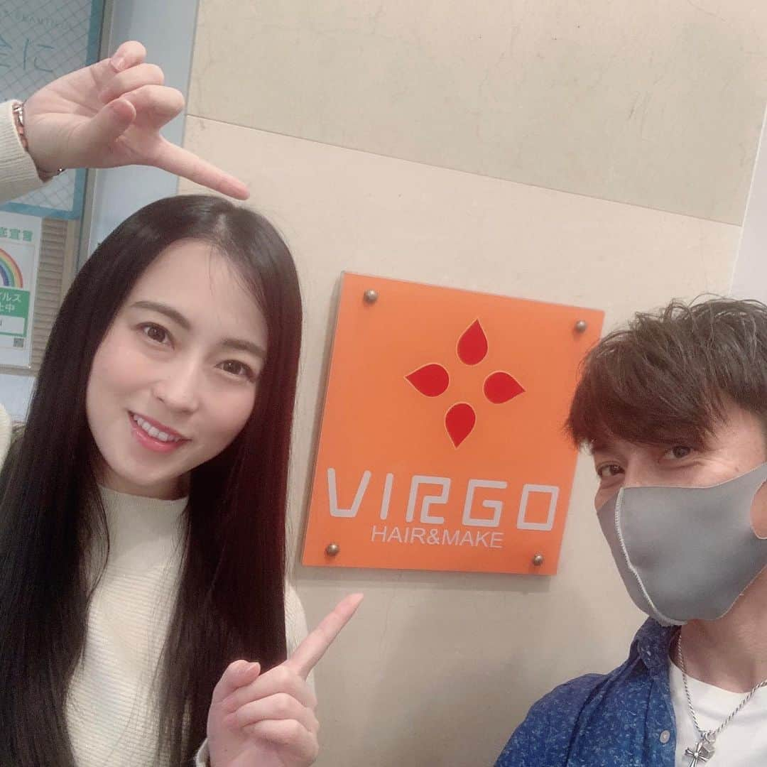 薄井しお里さんのインスタグラム写真 - (薄井しお里Instagram)「VIRGOにもクリスマスツリー🎄 乾燥でパキパキに、 毎日お家でケアはしていても髪の毛がぱさつく季節😌 明治神宮前あたり、原宿あたりとも言えるかな。VIRGO様で髪質改善トリートメントとカラーとカットをお願い致しました♡ 伊藤さんの神業（髪業）でとぅるとぅるに生まれ変わりました♡ ・ 伊藤さんは時々私のメイクも担当してくださる方です😉✨ トリートメントをしてもすぐに戻ってしまう、、という方は、VIRGOの髪質改善トリートメントがおすすめ♡ 1ヶ月に1度✖️3ヶ月くらいやるとびっくりするくらい髪が生まれ変わります♡ 男性のお客様も多いので、男女ともにおすすめです☺︎🎄 #髪質改善トリートメント　#表参道美容院　#クリスマスツリー　#伊藤マジック　#🪄」12月8日 19時06分 - shiori.uuu