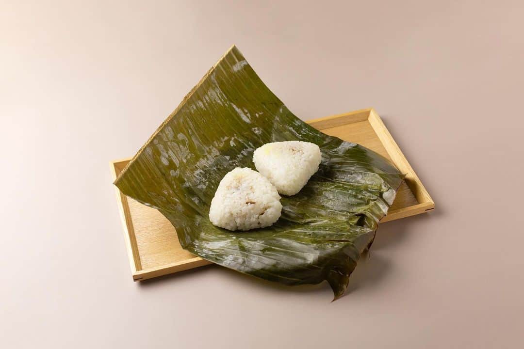 八芳園さんのインスタグラム写真 - (八芳園Instagram)「奈良県田原本町∞グアテマラ 食と音楽の交流 2020年12月13日(日) MuSuBuにてポップアップイベントを開催🍓☕️ . コーヒーが有名なグアテマラ共和国は、 奈良県田原本町のホストタウン相手国。 . 八芳園の全館で提供しているコーヒーも グアテマラのコーヒー豆を使用しております。 . 地域へ人とモノを動かす、ユニークなコンテンツ開発と可変性あるポップアップ型のイベントプロデュースをする「MuSuBu」では . 2020年12月13日(日) 奈良県田原本町×グアテマラ ホストタウン交流促進イベントを開催いたします。 . 奈良県田原本町には、 毎年２回の定期公演を行なっている “たわらもと吹奏楽団”があります。 . 今年2020年6月の定期公演は、 ホストタウン交流促進のため グアテマラの音楽家を招いて開催する予定でしたが 新型コロナウイルス感染拡大の影響により コンサートは中止となりました。  . 一度は中止となった両国を結ぶコンサートの 開催を支援するべく、 . 2020年12月13日(日) ポップアップ型ショールーム「MuSuBu」にて、 コンサートの様子を中継配信いたします。 . 他にも店舗内では、 田原元町のホストタウン活動の取り組みをPRする展示ブースや、 八芳園がプロデュースする両国を結ぶ体験コンテンツ・フードメニューを 愉しむイベントを開催します。 . . ■田原本町∞グアテマラ 共和国 両国を結ぶコラボフード  ・ブランドいちご「古都華」×グアテマラコーヒーを使用した特製スイーツ  ・“奈良漬け”を使用したおむすび×グアテマラ料理“カルド”のおむすびセット . ■２つの体験コンテンツ  ・奈良県のブランドいちご「古都華」を使用した 田原本町で人気のいちご大福づくり  ・オンラインで学ぶ グアテマラコーヒーの美味しい淹れ方&飲み比べ . ■コーヒーと相性の良いアーモンド飲料×グアテマラコーヒーでほっと一息  ・田原本町∞グアテマラ共和国 特製アーモンドラテ . 「人」と「食」を中心としたコミュニティコンテンツ、 オンラインとリアルの融合によるコミュニティの創造、 プラチナの新しい賑わいと交流拠点の創出を目指す「MuSuBu」。 . オンラインでつながり、食と音楽を通して、 田原本町とグアテマラの魅力に触れてみてください。 . . 【 奈良県田原本町∞グアテマラ共和国「食と音楽の交流」】  開催日：2020年12月13日（日）  時間：11時00分～18時00分  場所：「MuSuBu」東京都港区白金台4-9-19 HAPPO-EN URBAN SQUARE 1階 . ■詳細は八芳園プレスリリースより https://prtimes.jp/main/html/rd/p/000000155.000019559.html . . @musubu_happoen  . #八芳園 . #田原本町 #奈良県 #グアテマラ #コーヒー #古都華 #苺 #🍓 #☕️ #弥生の里 #苺大福 . #日本庭園 #紅葉 #港区 #紅葉狩り  . #東京観光  #東京カメラ部  #写真好きな人と繋がりたい  #その瞬間に物語を  . #japanesegarden  #tokyotrip  #forbestravelguide #japan_of_insta  #wonderful_places #bestphoto_japan  #instravel  #team_jp_  #tokyotokyo  #tokyotodo #東京をもっと楽しもう」12月8日 19時08分 - happoen