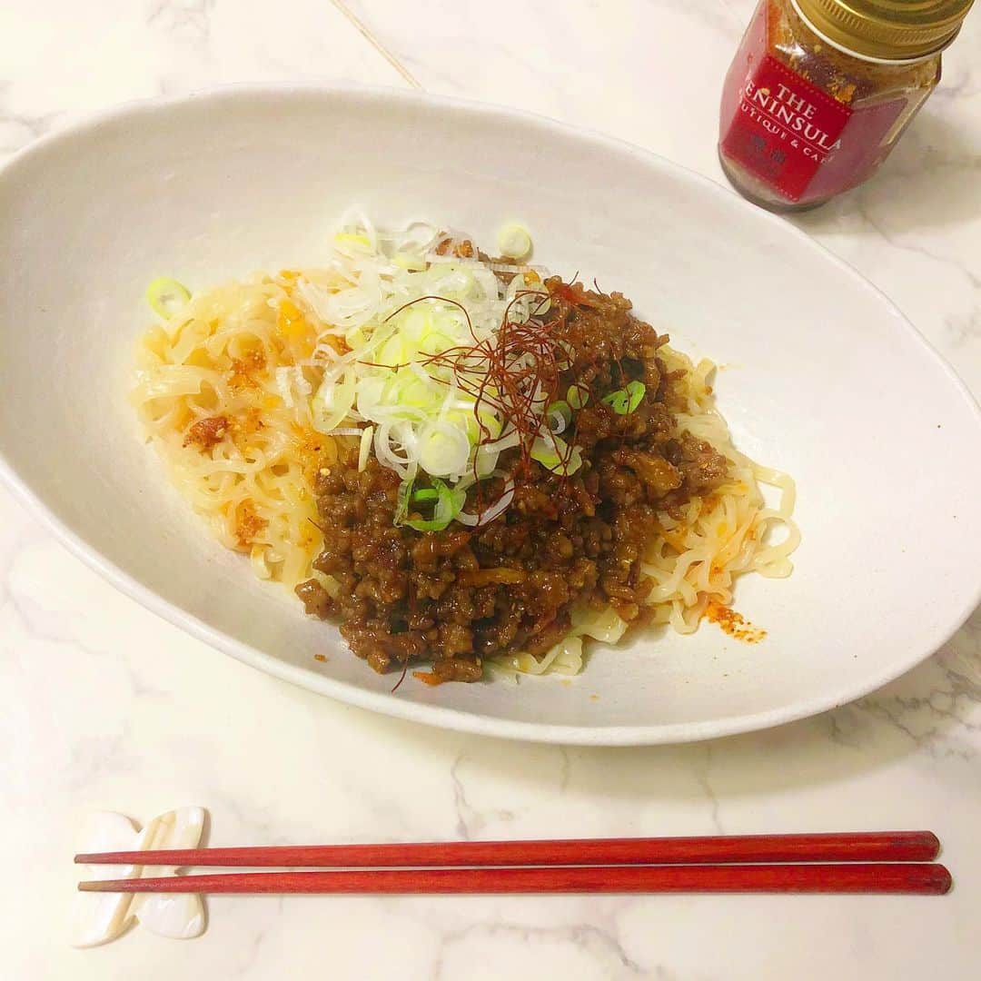 のインスタグラム：「昨日の夜ごはん🍚﻿ ﻿ 広島B級グルメで大好きな#汁なし坦々麺 ♥️﻿ 好きすぎて自分でも作ってみた🥰﻿ ﻿ 肉味噌は @jin_din_rou の #おうちでジンディンロウ のレシピを参考にしたよ🍥﻿ ﻿ さらにペニンシュラホテルの食べるラー油を使いました🧸✨桜海老の風味が贅沢なくらいたっぷりで辛すぎなくて美味しいの🦐✨✨﻿ ﻿ 器をオーバルにしたのはくにまつリスペクト。笑笑 広島の汁無しはくにまつから始まって武蔵坊も好きだし名前忘れちゃったけど流川で出前とれるところも夜遅くまでやってて沢山飲んだ帰りに行ったところも好き😭♥️笑  #おうちごはん#古田の自炊記録#夜食﻿ #夜ごはん#instafood#フードスタグラム﻿ #cookingram#cooking#自炊女子  #おうちごはん通信#自炊#自炊記録 #foodstagram#汁無し坦々麺#坦々麺﻿ #広島グルメ#B級グルメ﻿#おうちごはんlover  #ザペニンシュラ東京#ペニンシュラ東京#peninsula#peninsulatokyo#ペニンシュラ」
