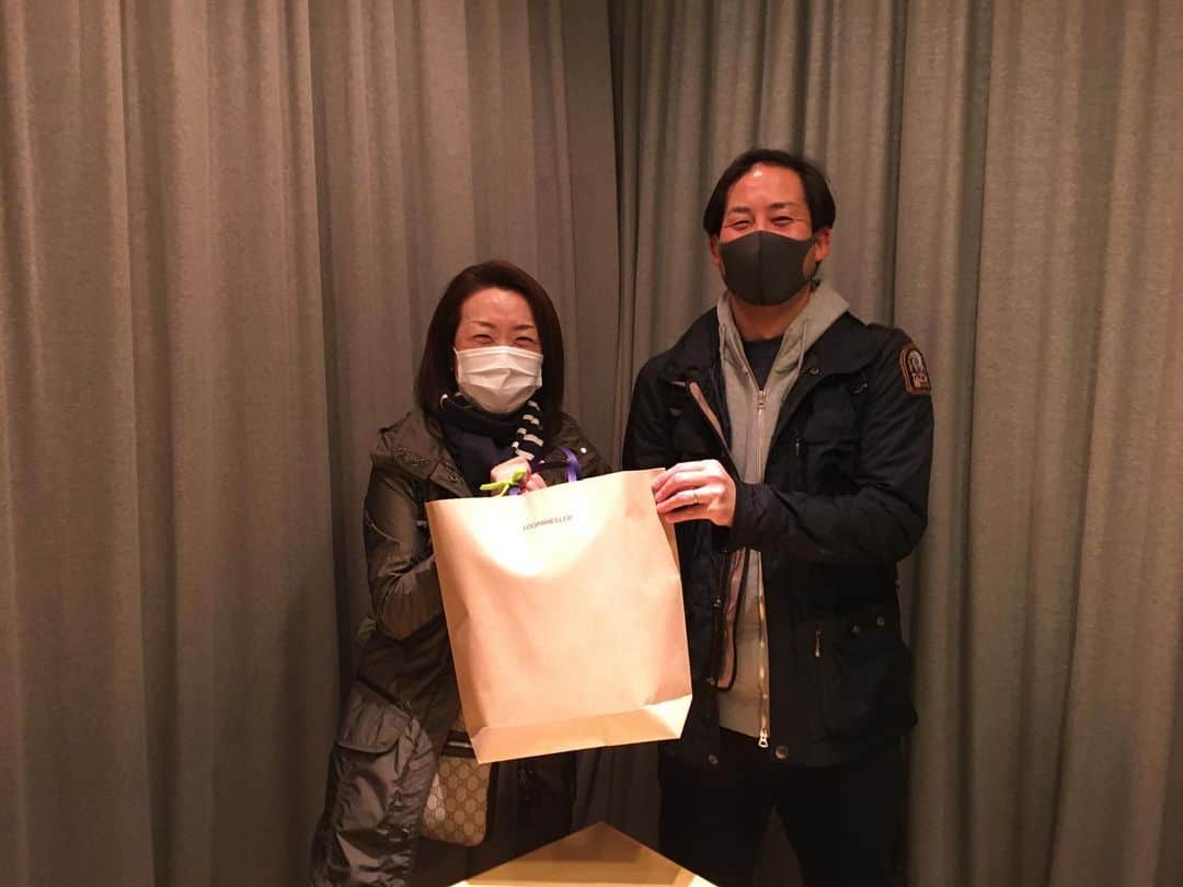 のインスタグラム：「. 【 #LWSNAP】 千駄ヶ谷時代からお世話になっているMさんご夫婦。  いつもご家族でLOOPWHEELERをご愛顧頂き 誠にありがとうございます🙏🏼🙇🏻  また神社仏閣の詳しいお話、楽しみにしていますね☺️  They are experts in shrines & temples tours.  #loopwheeler #LWOSAKA #LWSENDAGAYA  #tsuriami #ループウィラー #ループウィラー大阪 #ループウィラー千駄ヶ谷 #吊り編み #日本製スウェット #Madeinjapan #スウェット #パーカ #LWBASIC #lwコーデ」