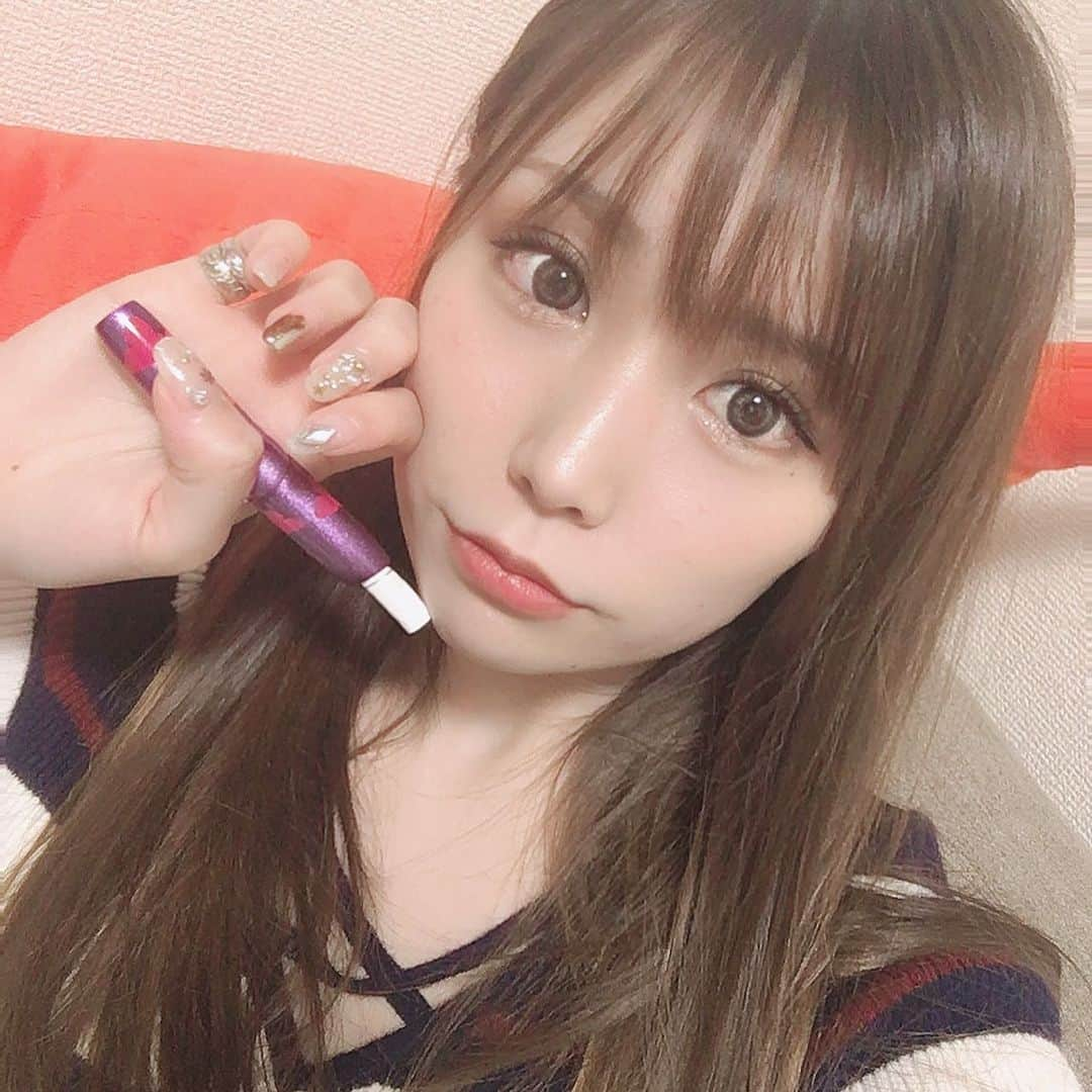 こもものインスタグラム：「にゅーねいるさん。 冬っぽくしてみた❄️ 親指についてるデカイ銀の丸は 参考にした画像見て可愛い！と 思ったんだけど持ってないから アルミホイル丸めてつけたwww . . . #冬ネイル #ネイル #セルフネイル #ジェルネイル #パーツ #無い時は作る精神 #アルミホイル」