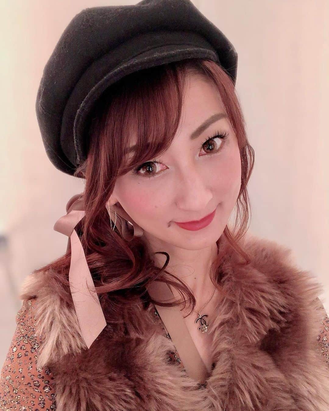 のインスタグラム：「⭐︎⭐︎⭐︎ 12月はなんだかバタバタ💦 みんなやっぱりそうですよね😅 ・ ・ そんな時でもやっぱりお肌は綺麗でいたいなぁ😌✨ ということで、月1 のお肌のお手入れに行ってきました💕 ・ ・ @yagbeauty_official さんで レーザートーニング 💆‍♀️✨ ・ ・ 続けていると、お肌がしっかりトーンアップしてきたよ🤍 相乗効果が高まるから #ピーリング も毎回お願いしています✨ ・ ・ 月1の #レーザートーニング はすっかり必須✌️💕 しっかりと効果を感じられるので、オススメ です❣️ ・ ・ ・　 ・ 『 彩耶 @3aya11  のInstagramを見ました』で レーザートーニング＋パック(通常価格￥9,000税抜) 初回 ▶︎ ￥2,980税抜 で受けれますよ！ これはお得っ❤️ ・ ・ ご興味ある方は、是非❣️ ・ ・ 【 Dualclinic 神戸院 】 兵庫県神戸市中央区明石町32明海ビル7階 TEL 0120-93-2784 💻  www.yag-beauty.jp/ ・ ・ ・ ・ #yagbeauty#rrrskin#レーザートーニング#ファビュラスピーリング#RRRマスクパック#美肌#シミ#くすみ #美容 #美意識 #beauty  #model #モデル #ウォーキング講師 #インフルエンサー #神戸 #kobe #大阪 #osaka」