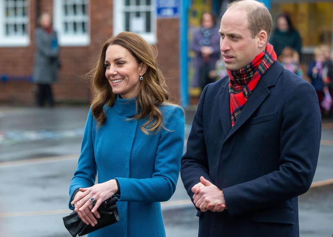 Vogue Australiaさんのインスタグラム写真 - (Vogue AustraliaInstagram)「All aboard!🚂The Cambridges are on tour! #PrinceWilliam and #KateMiddleton have embarked on what the palace is calling the #RoyalTrainTour, a three-day whistle-stop trip across the UK to thank workers for their contribution to the community during this very tough year... and they're spreading some festive cheer too. So how does a duchess travel on an overnight train and what does she pack for the occasion? Link in bio for all the details. 📷 Getty Images」12月8日 19時14分 - vogueaustralia