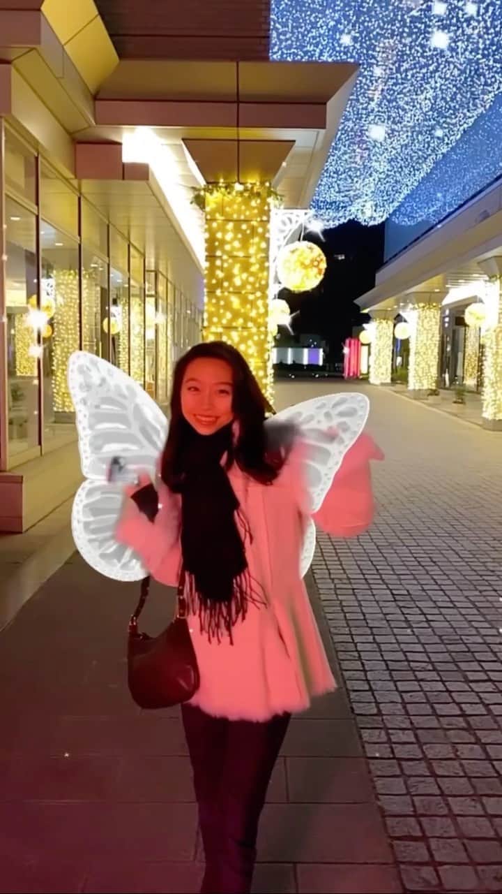 亀川萌絵子のインスタグラム：「🦋Butterfly filter🦋  クリスマスの時期は街がキラキラしてて本当好き！  #vita #filter #butterfly #butterflyfilter #selfie」