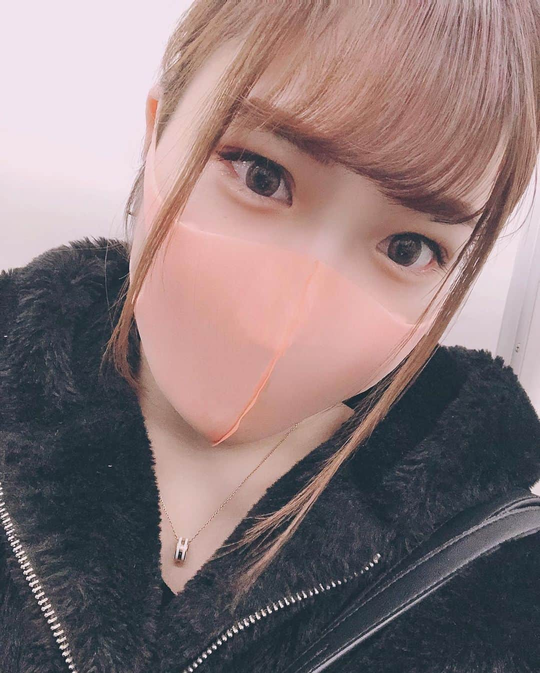 白河希美のインスタグラム：「最近自撮りしてないなぁと思って﻿ ﻿ 仕事前に急いでパシャリ📸✨﻿ ﻿ 写真じゃ見えないけど﻿ ﻿ 今日は巻き髪ポニーテールです💕﻿ ﻿ #自撮り#1発撮り#仕事前﻿ #夜勤#デスクワーク#巻き髪ポニーテール﻿ #foryoupage #foryou#fyp」