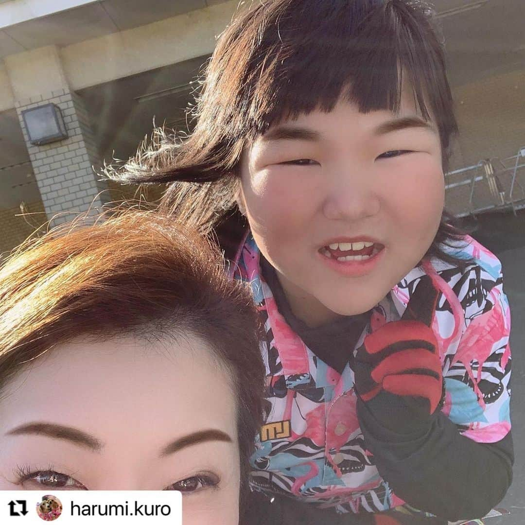 須藤弥勒さんのインスタグラム写真 - (須藤弥勒Instagram)「今日は泣く子も黙る、嵐山会。  弥勒も毎月この不良おじさんの試合に出るのが、何よりも緊張感のあるイベントの１つなのだが。。。。  なんと、初めてグロスで優勝してしまった！！  しかも後半は（グリーンは12フィートの中で3オーバーの39）堂々とした成績でだ！！  本当に嬉しい。  初めて嵐山会に出場したのは、前コーチを解任後、スコアは確か115か何かで、とんでもない、今まで全ワーストだった。  原因は（勿論、技術的なことは今となっては全否定になってしまうが）心が弱かった。ピリピリ感漂う、大人の試合と圧に呑み込まれてしまい、それに打ち勝つ、「ハート」前コーチのもとの1年間で失ってしまったことだ。  それを、この一年、親と新コーチのもと「お前は、ゴルフの神さまの子供だ」「お前は、無敵だ」と1から自信とその後ろ盾となる技術と練習量で、本当に今、強い、本当に強い、ゴルフの戦士が誕生しつつある。  妻、Sコーチ、水口トレーナー、兄弟、私、そして誰よりも弥勒に今夜は祝杯である！！  と、いうところで、実は1番嬉しい所はそこではなく、今日、いきなり知らない美人の方に声をかけられたこと（笑）  「私、弥勒ちゃんのファンで、お父さんのインスタ毎日、読ませていただきます」から始まり、その内容を語り始めたこと（笑）  弥勒とも写真を撮り、今度一緒にゴルフをすることをお約束し、お別れしたのだが、1番嬉しかったことというのが、私がいないところでも、弥勒がしっかりと挨拶をし、丁寧な言葉遣いで、ファンの方と好感を持てるように接し、親として本当に育て方を間違えていなかったという誇りである。  弥勒ぐらいの知名度になると、鼻についてもおかしくない、傲慢さ（私のように（笑）があってもおかしくないが、それを厳しく咎め、誰とでも、媚びることなく、フレンドリーに接することができる教育をできたことが、大変嬉しい。  これからも父親を反面教師として、ゴルフで大成をしながら、敵には強く、常に上から見下ろしながら眼中に入れない泰然磁石の精神とファンや味方にはSt.バーナードのようなドンとした優しさで接っする心構えでいてほしい。  強気勝者となり、稲穂のようにこうべなどたらすな！胸を張れ、泰然磁石であれ！そして群れることなく、弱いものの誹謗中傷、妬みなど恐れることなく、自信と強さを裏付けれるだけの練習をしろ！！そしてファンに大切に！！誰よりも強く、優しくあれ！！  Miroku with a super instafan! She also won the adult tournament the Ranzan tournament with a the best gross score!! Wonderful!!  #Repost @harumi.kuro with @make_repost ・・・ ・  ジャジャジャーン✩︎⡱ #須藤弥勒ちゃん   ここ三か月で #サニーフィールド ６回？🤔  本当に難しいコース💦  #にこにこにっこり  笑顔がなんとも愛らしい❤️  言葉使いも 丁寧で…ハキハキしてて 可愛い♥︎︎∗︎*ﾟ  #ミックスダブルス わたし#草葉の影から こっそやりみてました…  #エントリー してましたけど😂 隣のコースから⛳️  今年は コロナの、影響で  大会が少なく かつてない#エントリー数  有名#アマチュアゴルファー が、たくさん参加してました。  素晴らしい成績 #10アンダー 4位🎉  悔しかったんだよね #2打差で  テレビで放送されたけど たくさん素晴らしいプレイしてたのに、流れなくて残念でした💦  ラウンド後 おつかれの所ありがとうね🥺 本日は 3アンダーで…上がってきたそう  さすが🤚🏻( ˘͈ ᵕ ˘͈ )  お父様に撮って📷 いただきました。 お仕事中お邪魔しました☺️  きてくれる時に 言ってくれれば、弥勒ちゃんと 回らしてくれると…  ゴルフの大先輩ですから⛳️ そんな…ありがたい  お話しさせていただいて とても笑顔が素敵なイケメン 優しいお父様です🥰  3pic目は ラウンド前に セルフでツーショット♥︎︎∗︎*ﾟ  ありがとう また行くからよろしくね🥰  お父様ありがとうございました😊  #世界ジュニアゴルフ選手権  #2連覇 #まだまだ行くよ #優勝 #ゴルフ女子  #ジュニアゴルフ #ジュニアゴルファー #がんばれ #golf #golfstagram  #golflife #golfgirl  #春美さん  #呼ばれて #ドキッと #ゴルフって楽しい  #難しいけど楽しい  #課題だらけ #ラウドマウスジャパン」12月8日 19時23分 - miroku_suto