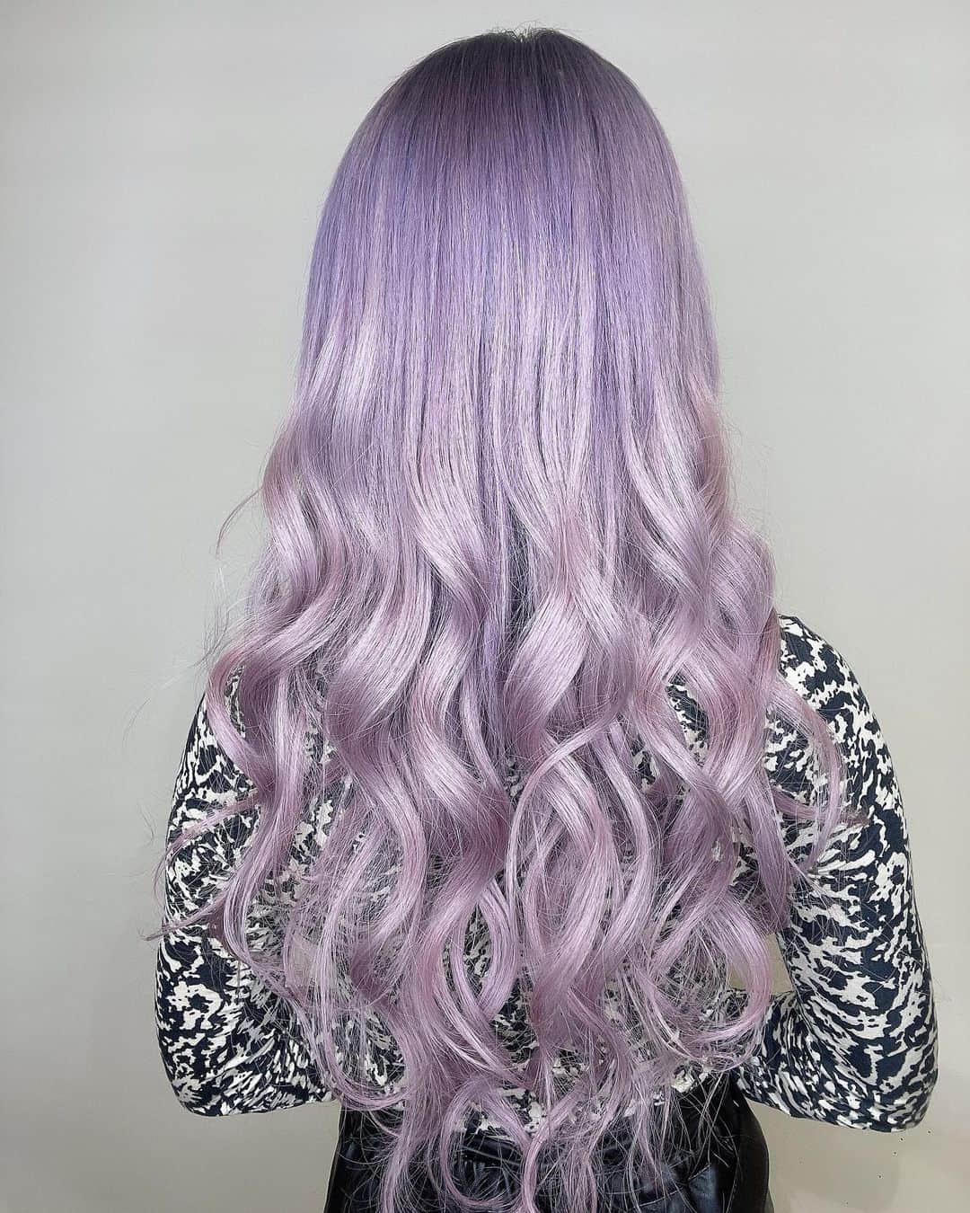 あやか（石山彩花）さんのインスタグラム写真 - (あやか（石山彩花）Instagram)「💜💜💜💜 New hairstyle   また一週間後にはホワイトブロンドに色落ちして戻るんだけど アメジストカラーにしたよ💜  大好きな紫はやっぱりしっくりくる！ この写真は化粧薄めで裸眼なの🤣  @ankhcross_raft で @ac_raft_saku さんに今回も可愛いくしてもらいました♡ さくさん天才すぎて。。。  可愛い髪色は長持ちしないけど 色落ちも可愛いくなるから最高💕  #ankhcross #nuts #gal #hairstyle #アメジストカラー #hair」12月8日 19時23分 - ayakateen821