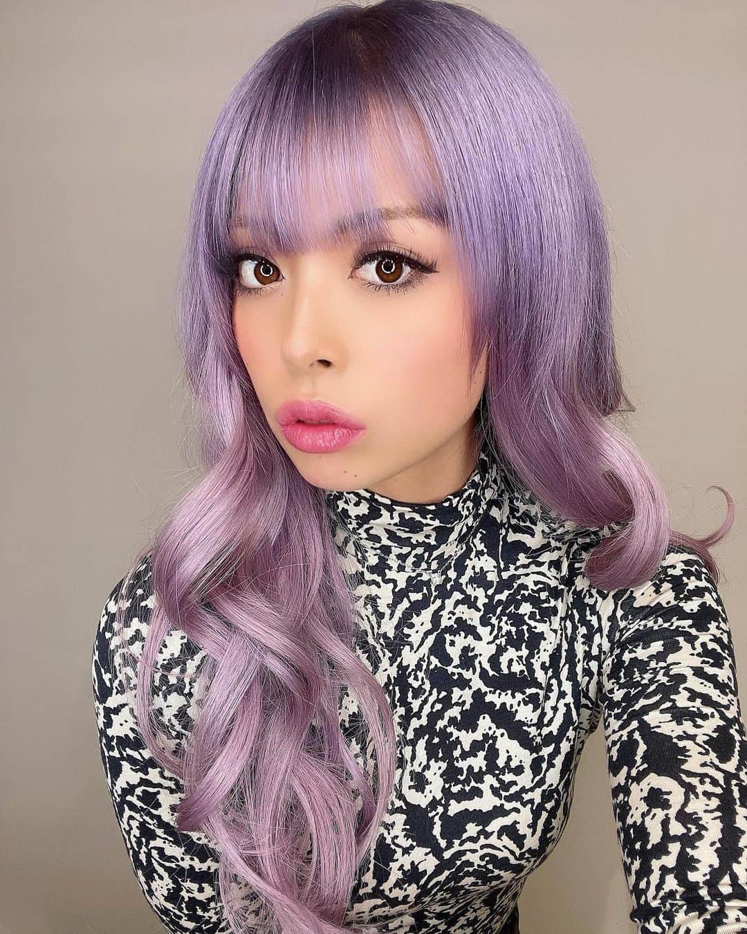 あやか（石山彩花）さんのインスタグラム写真 - (あやか（石山彩花）Instagram)「💜💜💜💜 New hairstyle   また一週間後にはホワイトブロンドに色落ちして戻るんだけど アメジストカラーにしたよ💜  大好きな紫はやっぱりしっくりくる！ この写真は化粧薄めで裸眼なの🤣  @ankhcross_raft で @ac_raft_saku さんに今回も可愛いくしてもらいました♡ さくさん天才すぎて。。。  可愛い髪色は長持ちしないけど 色落ちも可愛いくなるから最高💕  #ankhcross #nuts #gal #hairstyle #アメジストカラー #hair」12月8日 19時23分 - ayakateen821