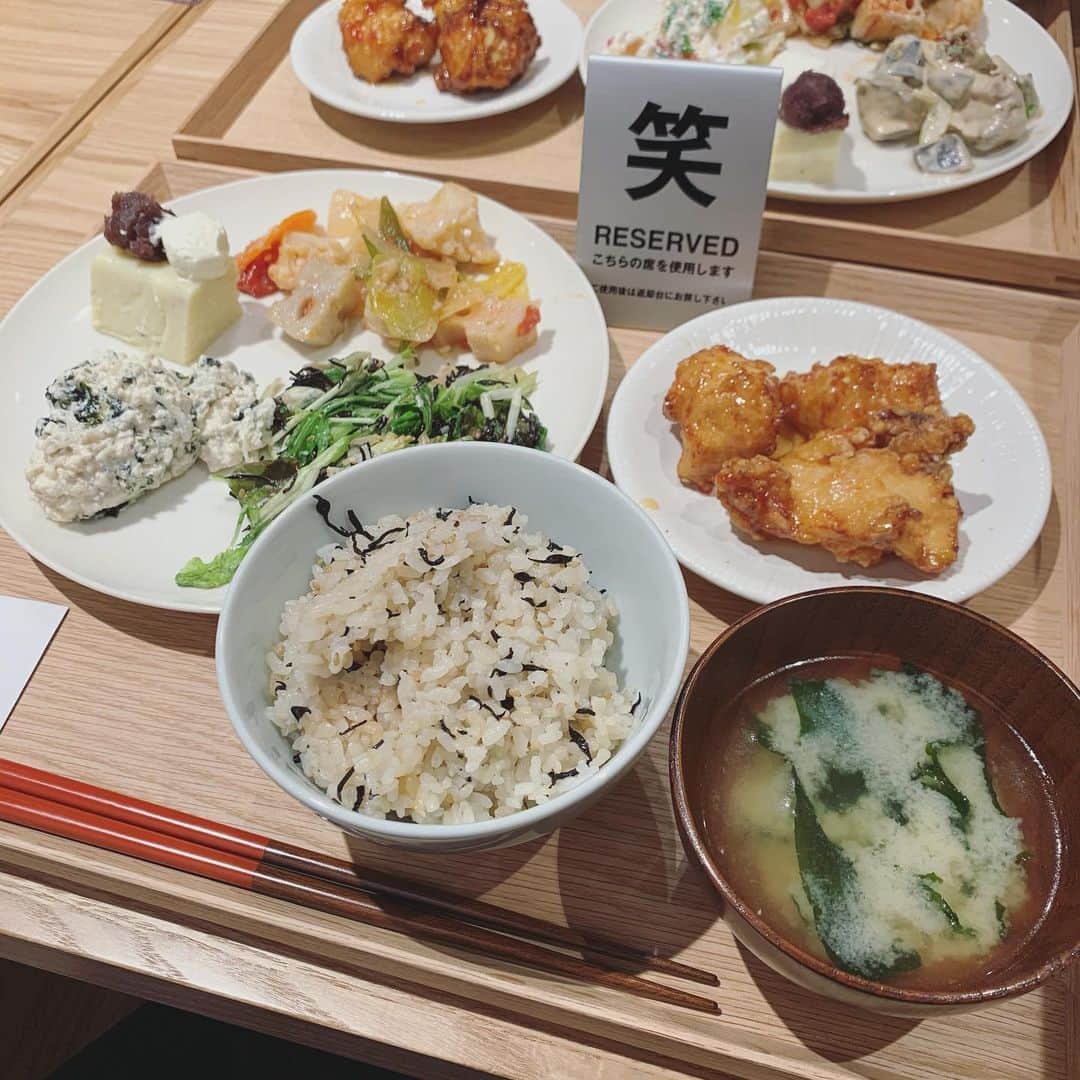 高橋まりなさんのインスタグラム写真 - (高橋まりなInstagram)「. ママ友5人でMUJI mealへ🍚🥢 本当にこの時間大事◊*ﾟ いっぱい食べて、 喋って、 笑って、 大満足の時間となりました♡ . . #mujimeal#無印良品#muji#lunch#ママ友#fifth#mullerofyoshiokubo#bannerbarrett#zucca#converse#coordinate#marinacoordinate#楽しい時間はあっという間#笑」12月8日 19時25分 - marina._.takahashi