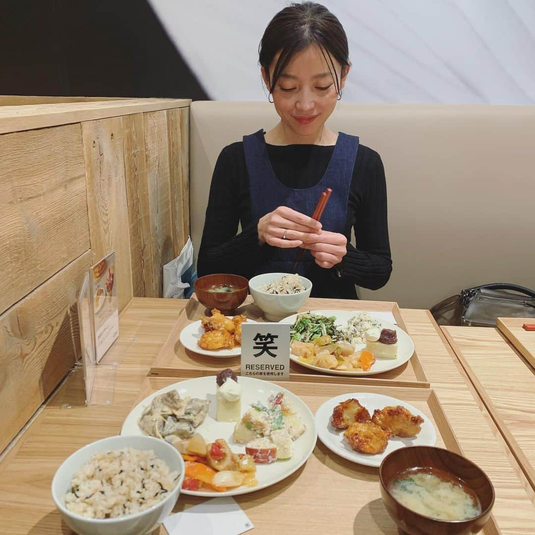 高橋まりなさんのインスタグラム写真 - (高橋まりなInstagram)「. ママ友5人でMUJI mealへ🍚🥢 本当にこの時間大事◊*ﾟ いっぱい食べて、 喋って、 笑って、 大満足の時間となりました♡ . . #mujimeal#無印良品#muji#lunch#ママ友#fifth#mullerofyoshiokubo#bannerbarrett#zucca#converse#coordinate#marinacoordinate#楽しい時間はあっという間#笑」12月8日 19時25分 - marina._.takahashi