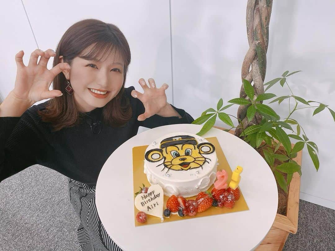 谷川愛梨のインスタグラム：「: ベースボールキングさんの収録で お誕生日のお祝いをして頂きました🥰👏🎂🎉 毎週金曜21:00〜のYouTube配信番組で 私、MCを務めさせて頂いております🙇‍♀️⚾️ 皆様是非チェックして下さいね〜👀✨ 大好きなベースボールキングさんと こうして一緒にお仕事が出来て ほんとに嬉しいなぁ🥺😭☺️💛 #阪神タイガース #とらっきー」