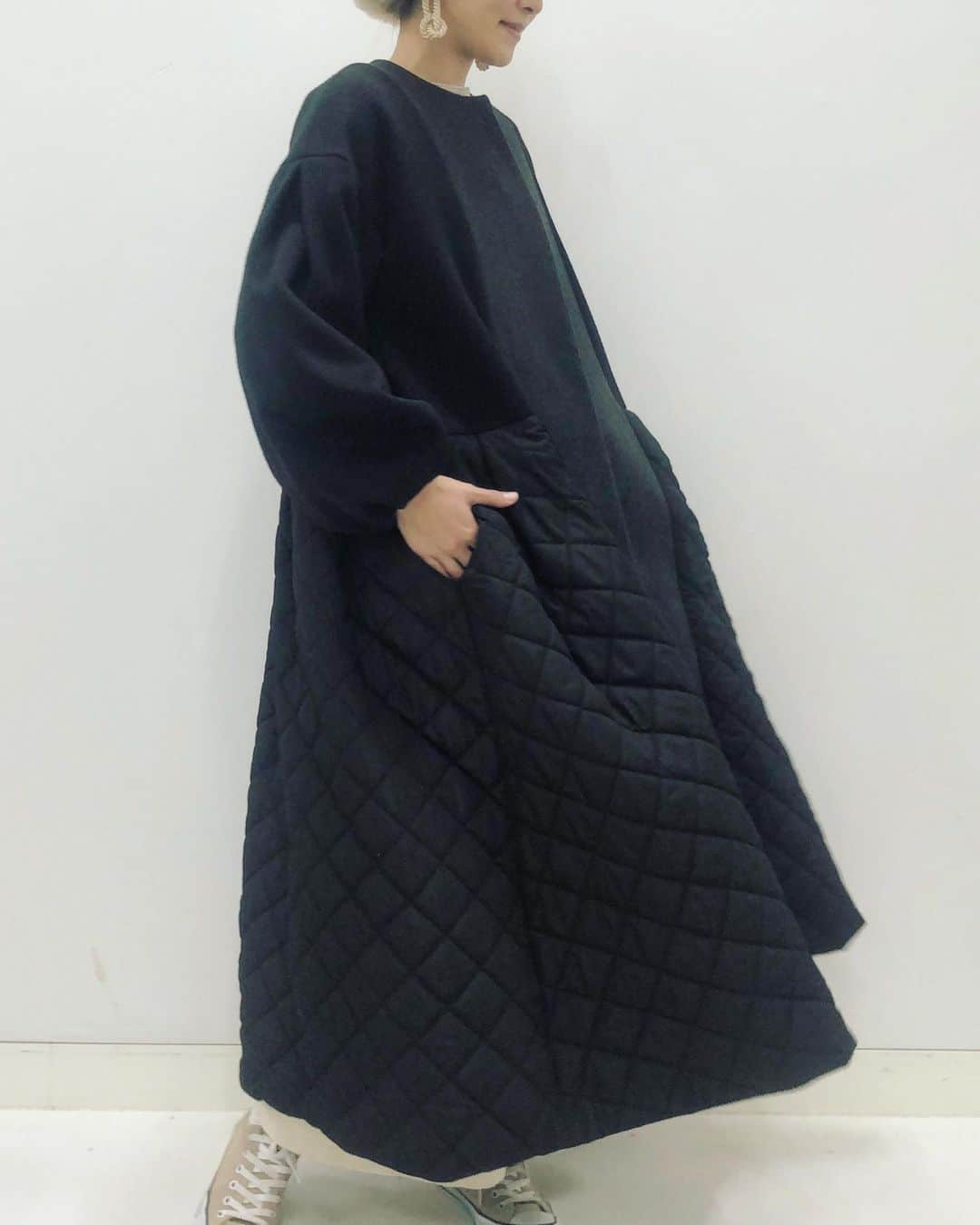のインスタグラム：「* * 20AW COLLECTION 配色 キルティングコート * 予約完売となり、 追加はないとお伝えしていたのですが あまりにもたくさんのみなさまからリクエストをいただき 再生産をさせていただくことになりました。 * * 昨年も予約でほぼ完売してしまった 大人気アウターのアップデート版。 * * 数量限定となりますので この機会をお見逃しなく◡̈ * * #carolinaglaser #beams #カロリナグレイサー #ビームス #大人可愛い #キルティング #キルティングコート」