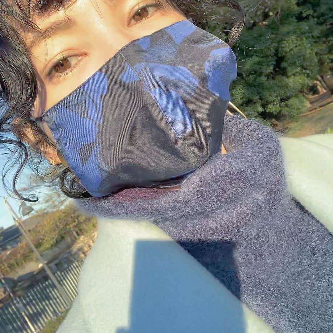 ノーマさんのインスタグラム写真 - (ノーマInstagram)「冬らしくなって参りましたな♩ ネイチャーガイドしながらウォーキング🐦  mask&pants → @mybananatime  silk 100% 🐛💚 マスクはリバーシブルなのだ。  #青レンジャー #winter #blue #natureguide」12月8日 19時45分 - noma77777