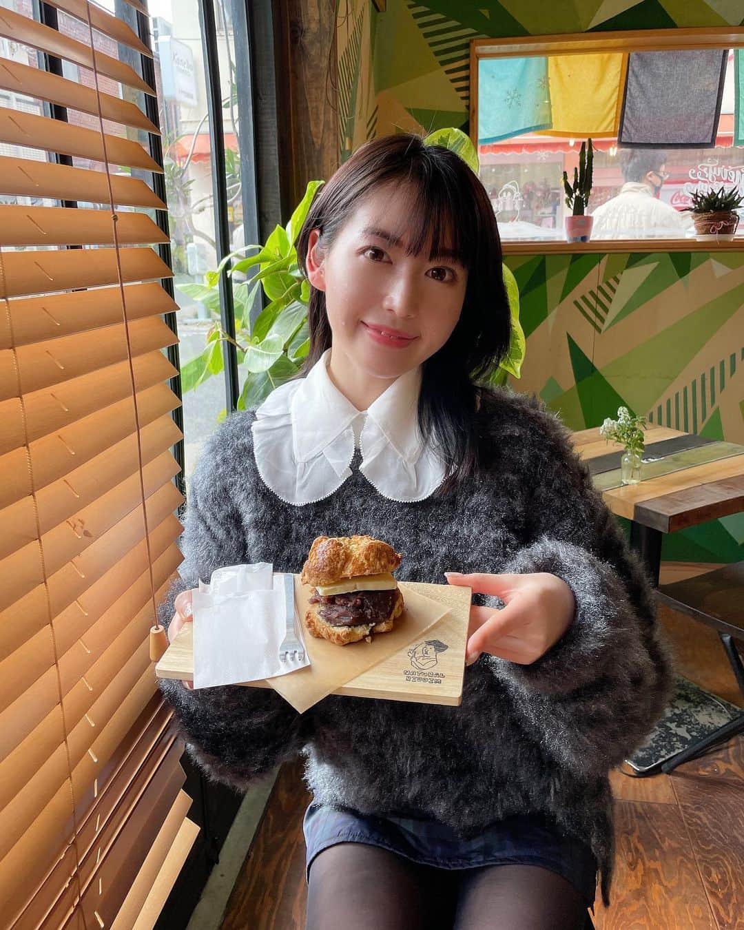 のインスタグラム：「大学近くのカフェでランチ。 二週間連続😆 お友達が私の大好きなキャンドルも🕯お土産ってくれた🥲なんでもない日にプレゼント嬉しいよね。ありがとう🙏🏻」