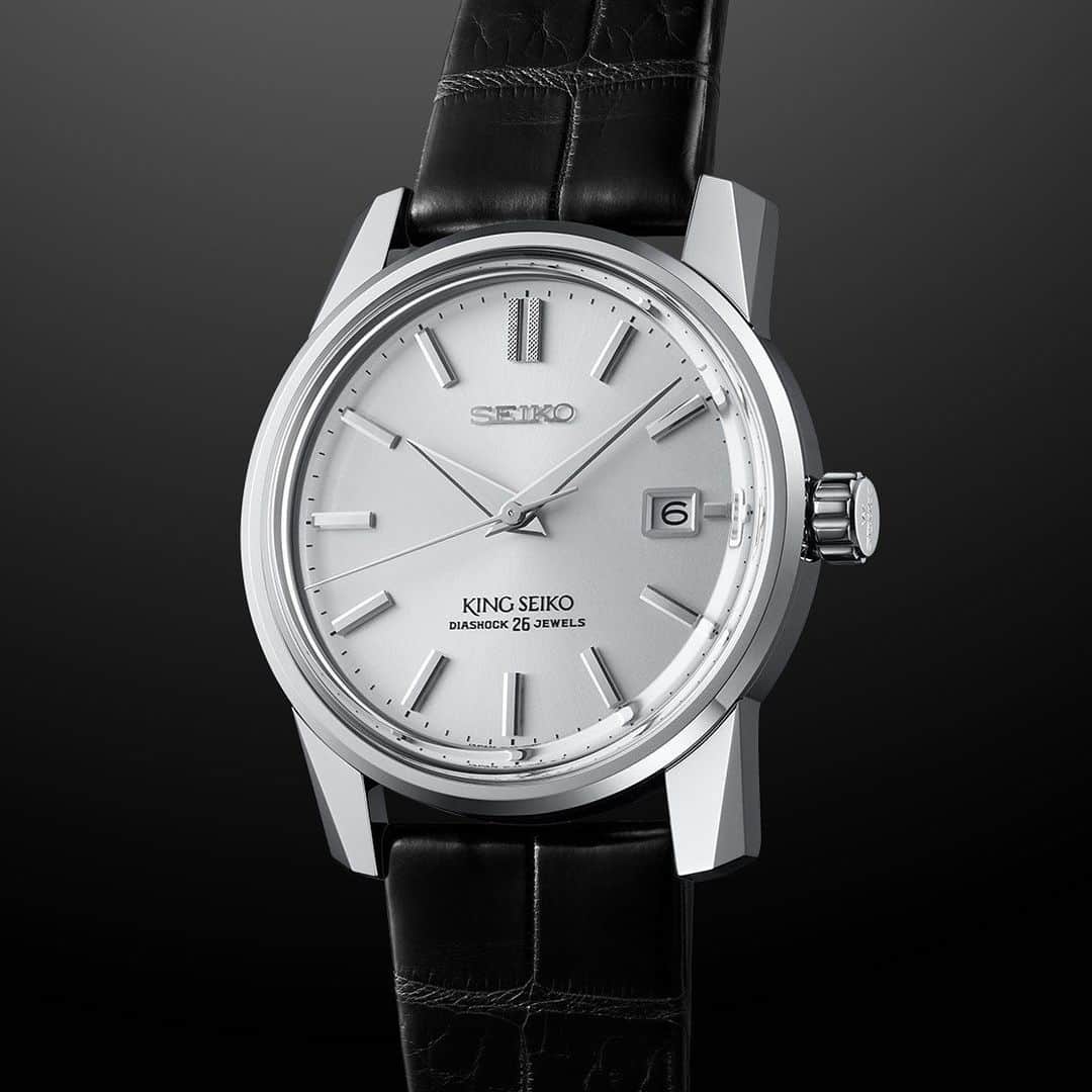 セイコーさんのインスタグラム写真 - (セイコーInstagram)「セイコー創業140周年記念限定モデル キングセイコー “KSK”復刻デザイン。 1961年に誕生したキングセイコーは、グランドセイコーと同様に腕時計の本質を踏まえながら、ともにセイコーの高級機械式時計の進化を牽引しました。セイコー創業140周年を迎える2021年、キングセイコー誕生60周年の節目の年でもある記念すべき1年の幕開けを飾るべくキングセイコーが、現代の技術で蘇ります。 “KSK”と呼ばれた1965年発売の2代目キングセイコーをベースモデルとして採用し、特徴的な太くしっかりとしたかん足を備え、低重心化が図られた高い装着性・実用性を叶えるフォルムを忠実に再現しました。  SDKA001 385,000円 (税込) (税抜 350,000円)  https://www.seikowatches.com/jp-ja/special/kingseiko-recreation-2021/  #sdka001 #seiko #kingseiko #ks #watch #watches #automatic #6l35 #セイコー #キングセイコー #メカニカル #watchfan #watchesofinstagram #limitededition #recreation」12月8日 19時41分 - seikowatchjapan