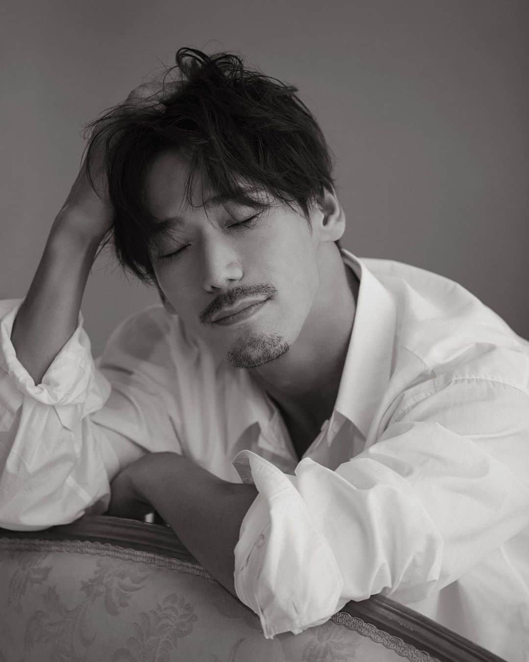 長山一樹のインスタグラム：「久々に三代目の皆様と終日がっつりと撮影させていただきました。最新号月刊EXILEの表紙＋中45ページのプチ写真集ばりのボリューム。落ち着いた大人の色気を香ってください。  @exile_magazine  @jsb3_7official  @naokikobayashi_works  Art director @bucci_nakashiro  Stylist @stylistwatanabeyasuhiro  Hair @gxxxxxo  Make @michikofunabikimakeup  Photographer @kazuki_nagayama  #月刊exile #三代目jsoulbrothers #naoki #瀬戸譲二 #magazine #photography #portrait #hasselblad #h6d #kazukinagayama #長山一樹 #妄想注意 #永久保存版」