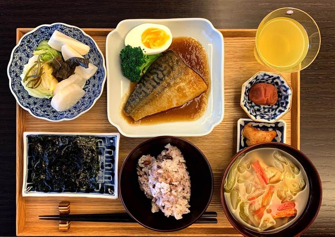 祐真朋樹さんのインスタグラム写真 - (祐真朋樹Instagram)「鯖のみぞれ煮に半玉  #朝ご飯 #祐ご飯 #べったら漬け  #具沢山味噌汁 #利ご飯 #完食」12月8日 19時43分 - stsukezane