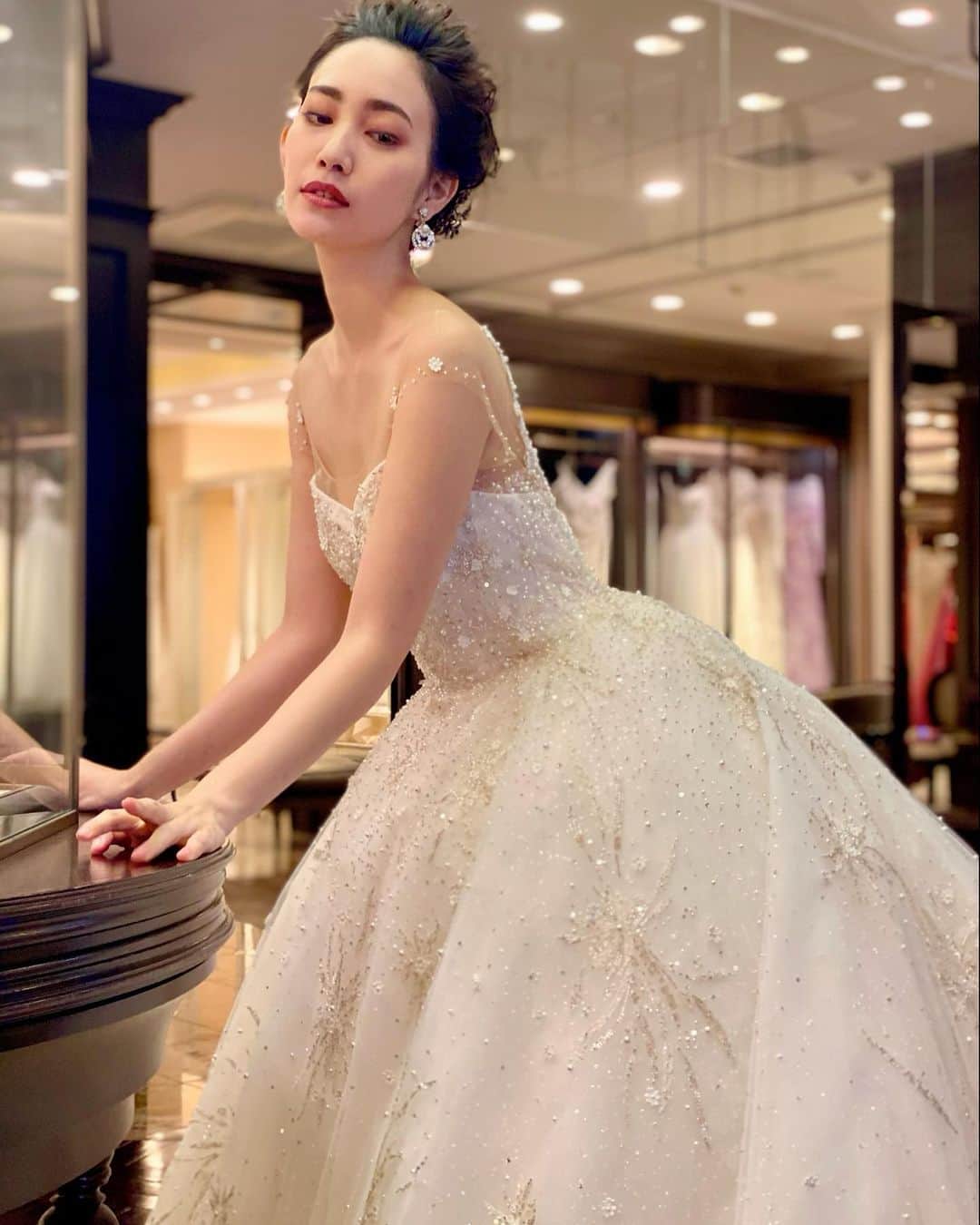 JUNOのインスタグラム：「INES DI SANTO “Isabelle”﻿ 心待ちにしていた１着が入荷致しました﻿ ﻿ STARBURST -星が生まれる瞬間- ﻿ ﻿ そのモチーフを全面に描いた﻿ まるで 花火のように煌めくビーディング﻿ ﻿ 柔らかなブラッシュカラーに散りばめられた﻿ ピンクアイボリーのパールや繊細な3Dフラワー﻿  ﻿ ロマンティックでありながら﻿ 洗練されたシルエットやディテールが﻿ まさに Eternal Elegance な１着です﻿ ﻿ #inesdisanto﻿ #MARCHESA﻿ #antonioriva﻿ #naeemkhan﻿ #inmaculada﻿ #kennethpool﻿ #zacposen﻿ #juno﻿ #junowedding﻿ #wedding﻿ #weddingdress﻿ #viktorandrolf ﻿ #lenamedoyeff ﻿ #ジュノ﻿ #ウエディング﻿ #ウェディング﻿ #ウエディングドレス﻿ #ウェディングドレス﻿ #ドレス﻿ #プレ花嫁﻿ #2020冬婚﻿ #2021春婚﻿ #福岡花嫁﻿ #東京花嫁﻿ #九州花嫁﻿ #関東花嫁」