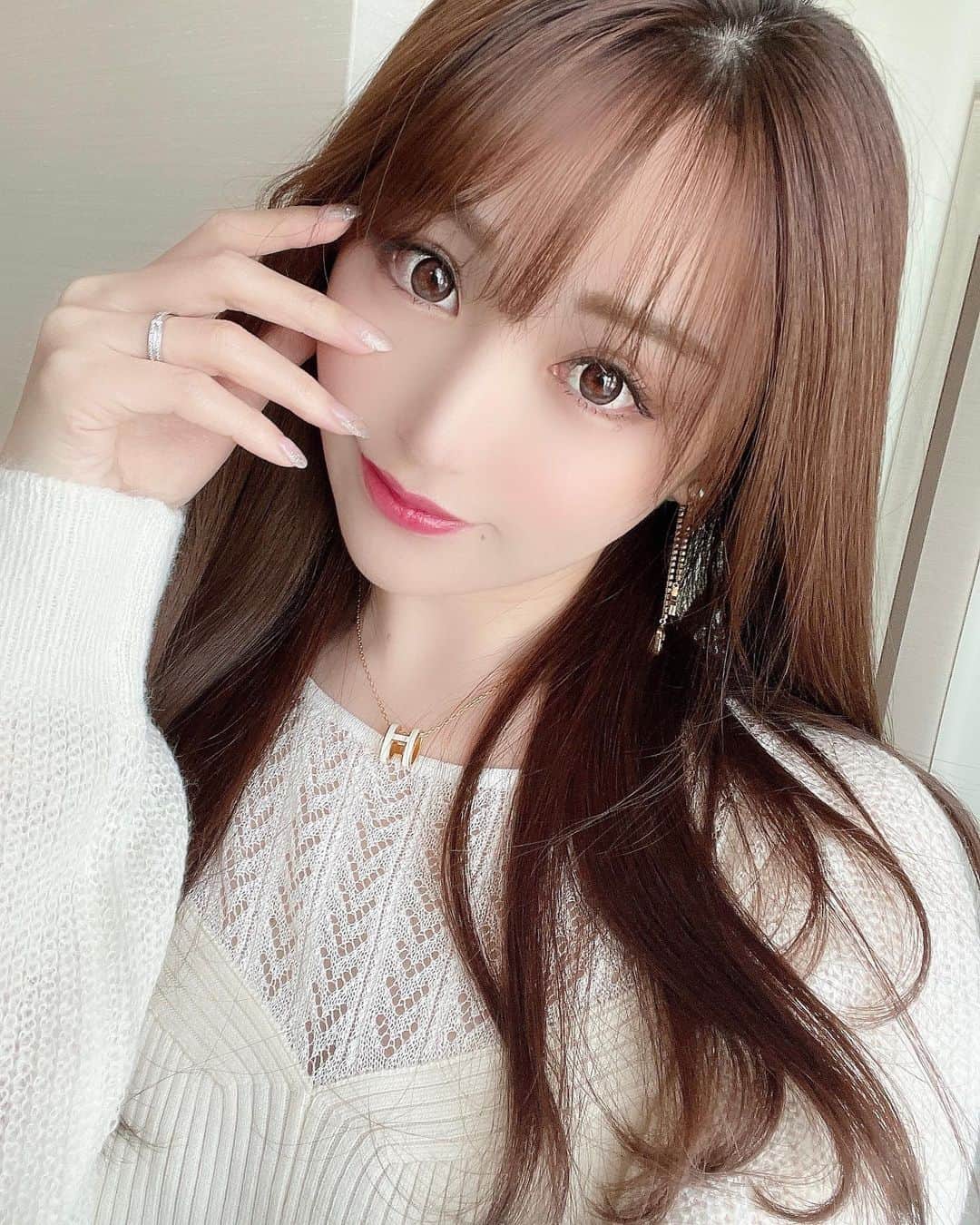 のインスタグラム：「久しぶりのドアップです😂🙏🏻✨ マツエクのデザインを変えたら目がぱっちりしました☺️💞  最近はダークブラウン系の片目80本だったのを 黒にしてその分、太さを１番細く、量も少なめの70本にしてみました💗  長さは目尻長めの10.11.12mm✨  横からみたらしっかりまつげ感がほしくて、 でも正面から見たらあんまりバサバサすぎない感じにしたくて💓💓  ぱっちりだけど濃くない絶妙なデザインがすごく可愛くて良い感じです😍 次回も同じデザインにしよう🤤💕💕  サロンは、渋谷にある @salon__ef__official です🌹 店内は白くて可愛くて落ち着いた雰囲気で スタッフさんもみなさん優しくて おすすめのサロンです💗  #eyelash #eyemakeup #makeup #eyelashes #マツエク #アイメイク #自撮り #セルフィー #マツエクデザイン #マツエクサロン #ネイル」