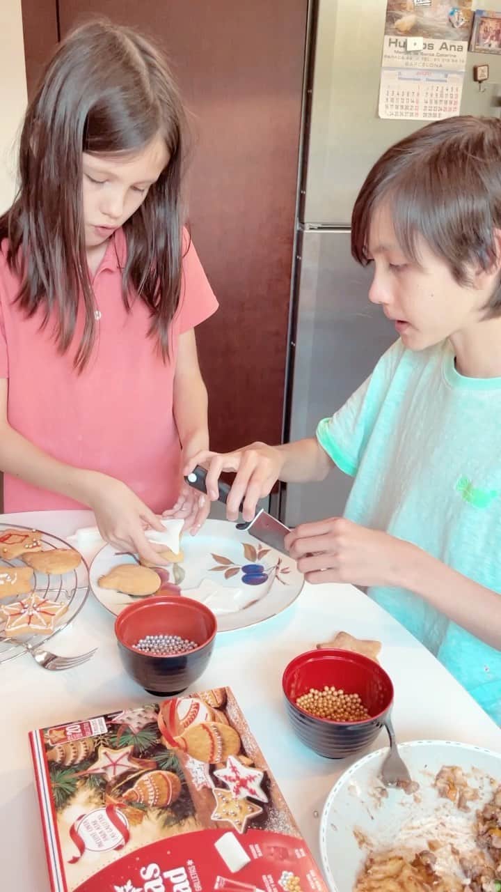 のインスタグラム：「クリスマスクッキー作るりあとかづ  今日の動画はクリスマス前のスーパーとガーデンセンターにりあと行ったブログです！  #りありこチャンネル  #Vlogmas #クリスマスクッキー」