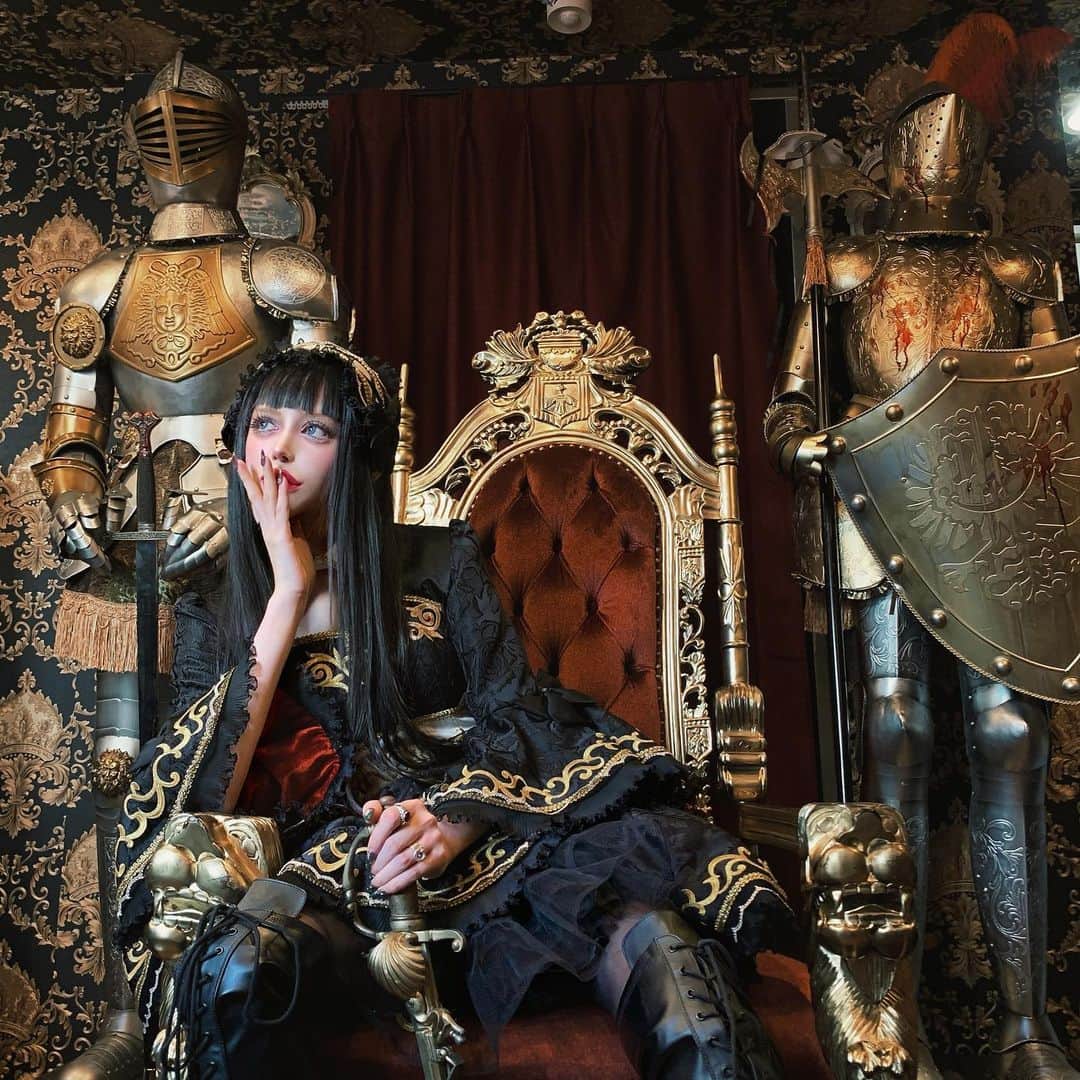のインスタグラム：「✴︎⚜️𝔐𝔞𝔦𝔡 𝔨𝔫𝔦𝔤𝔥𝔱⚜️✴︎ お仕えし護ります」