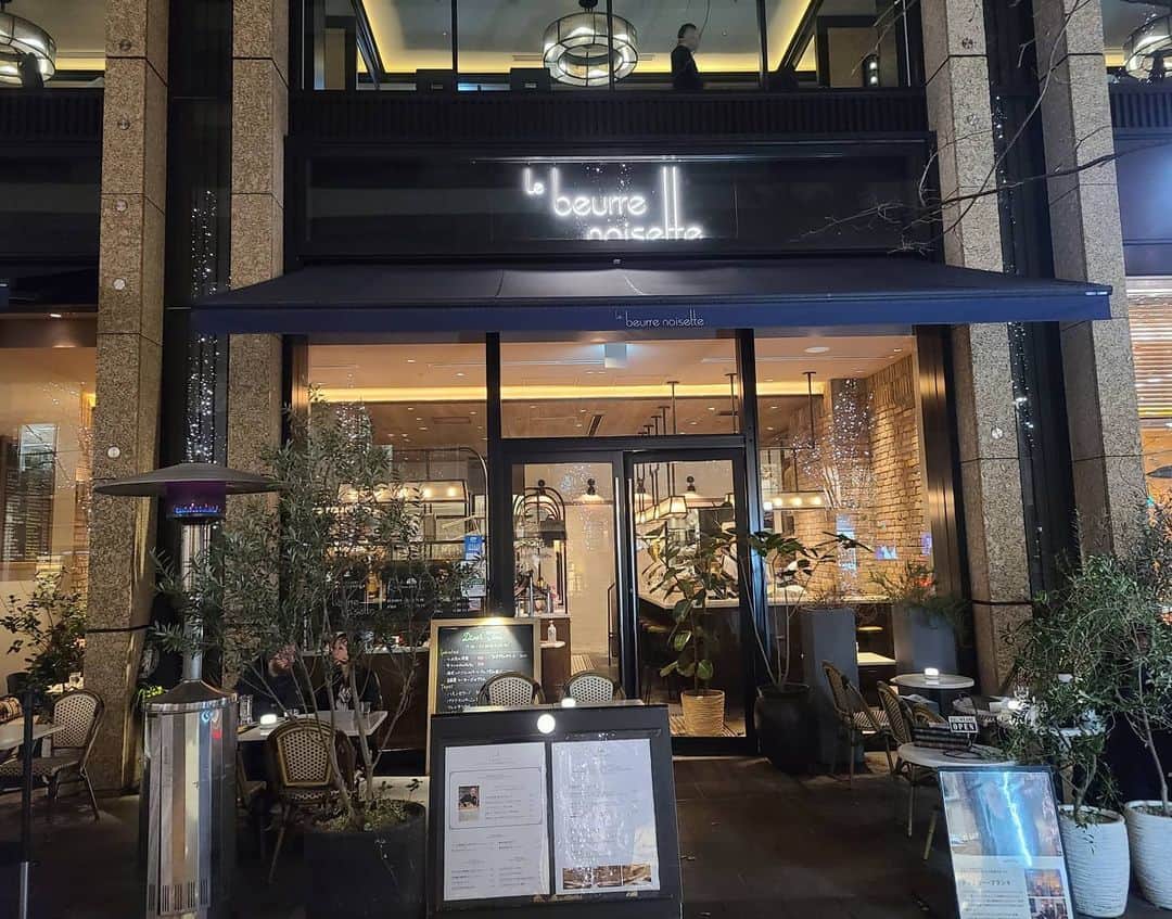 Hairmake Shinoさんのインスタグラム写真 - (Hairmake ShinoInstagram)「『Le Beurre Noisette』 @le_beurre_noisette_tokyo へ行ってきました! ． フランスのパリ15区に本店があり、 『パリ最高のネオビストロ』で２位に選ばれたパリ屈指のビストロ! ． 今回は、飲み放題のついた「グリエ三種盛りパーティープラン」で予約してみました! ． 料理や飲みものを美味しく頂きつつ、外のイルミネーションを楽しむことができる素敵なレストランでした😊 ． バルとレストランで店内が分かれていて、外にはテラス席もあるからシーンによって使い分けられそう✨ ． ． ． ------------------------------- @marunouchi_com @tokyo_joshibu @le_beurre_noisette_tokyo ------------------------------- #丸の内街ぶら部#丸の内#東京女子部#pr#イルミネーション#クリスマス#写真好き#東京#旅#japan_night_view #japan_of_insta #photography #todayscode  #night_gram#winter #diner #dinnertime #french」12月8日 19時49分 - hairmakeshino
