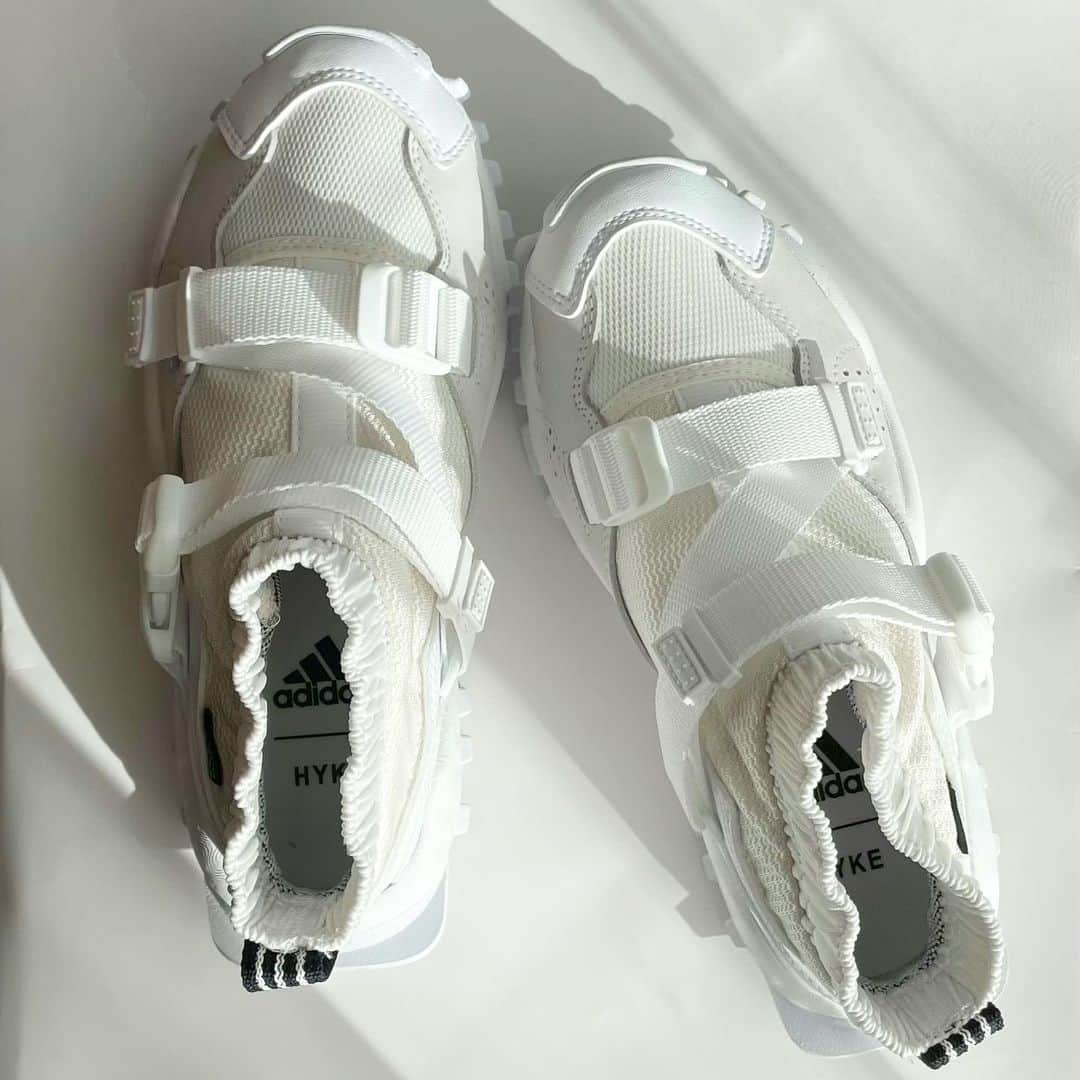 大塚良子のインスタグラム：「@hyke_official @adidasoriginals 運良くサイズが残ってた☁️ 東京住んでた頃はHYKEの展示会へ行くのが楽しみで 仕事で行ってるのにいつも無駄に緊張してたな。」